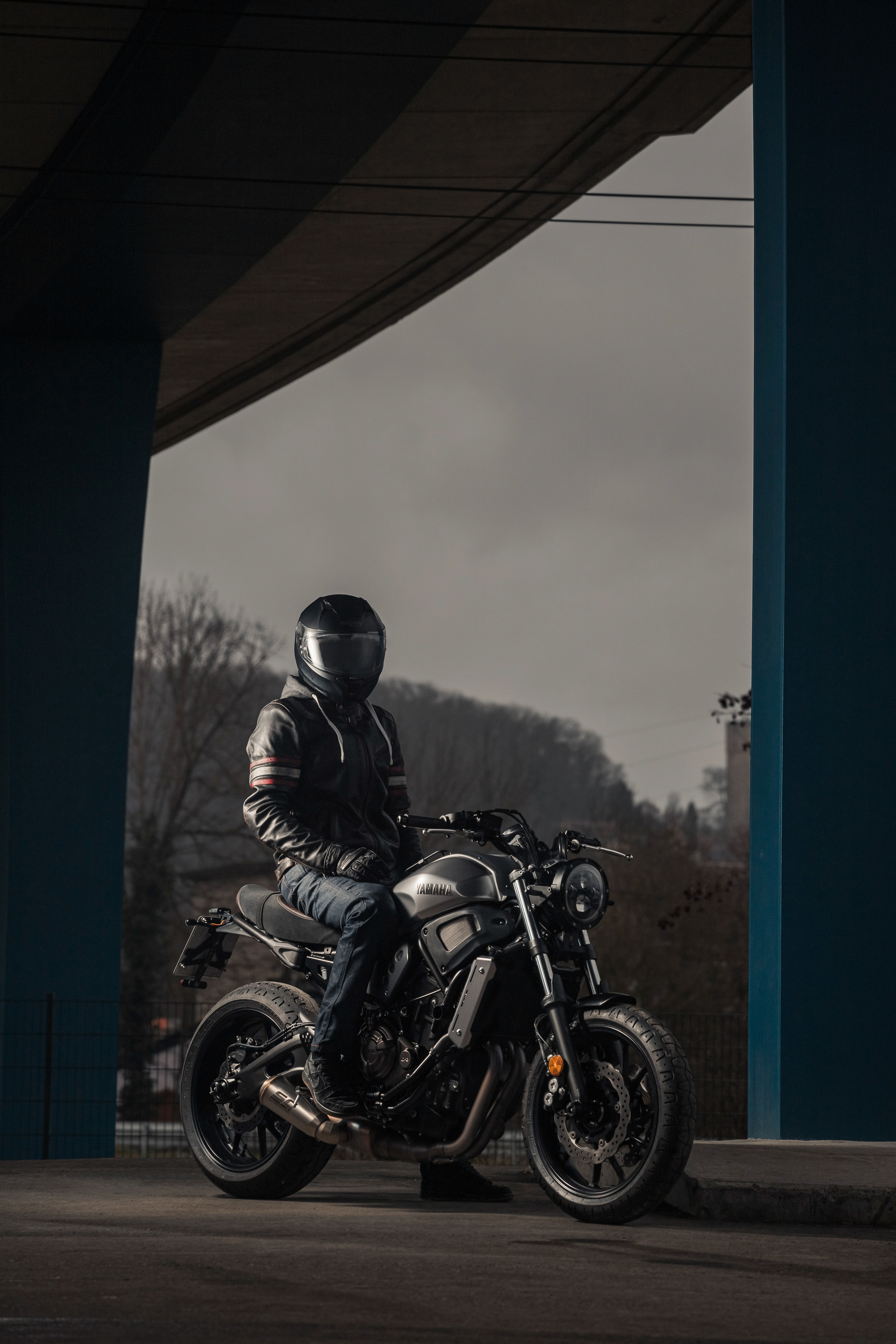 105621 télécharger le fond d'écran motocyclette, moto, motocycliste, casque, roues - économiseurs d'écran et images gratuitement