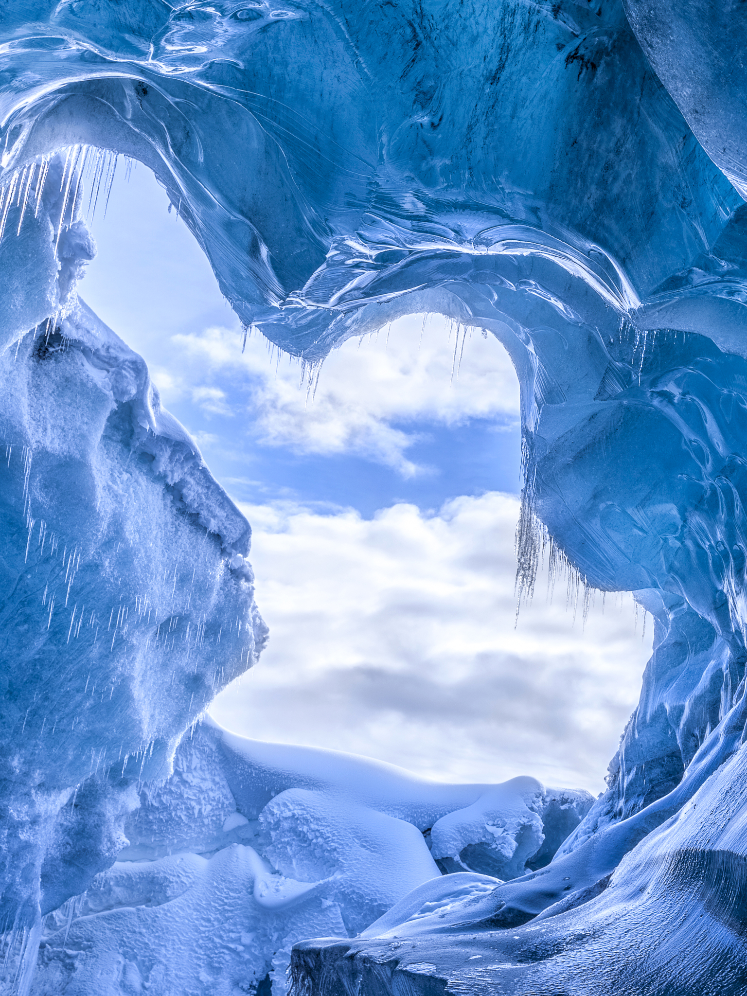 Скачать картинку Природа, Лед, Пещера, Исландия, Лёд, Ледяная Пещера, Земля/природа в телефон бесплатно.