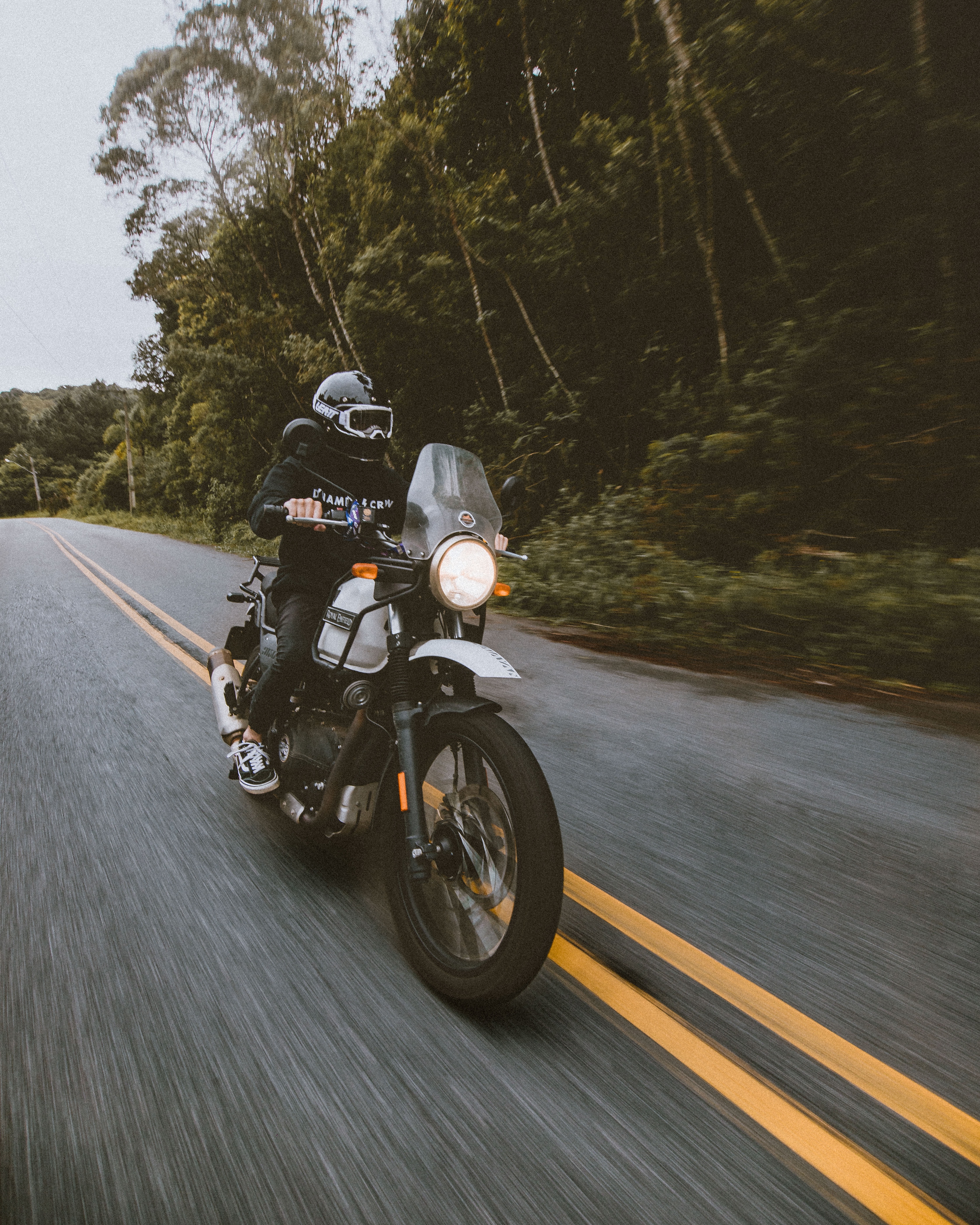 63371 descargar fondo de pantalla motocicletas, camino, motociclista, viaje, velocidad, motocicleta, bicicleta, ciclista, el viaje: protectores de pantalla e imágenes gratis