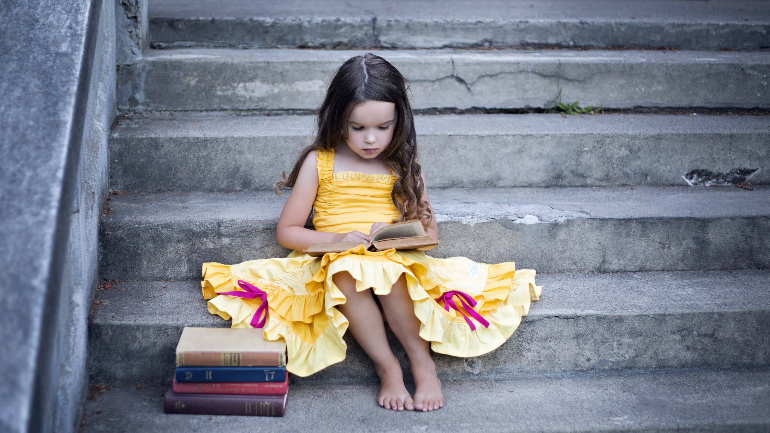 818528 завантажити картинку фотографія, дитина, книга, брюнетка, маленька дівчинка, сходи, жовта сукня - шпалери і заставки безкоштовно