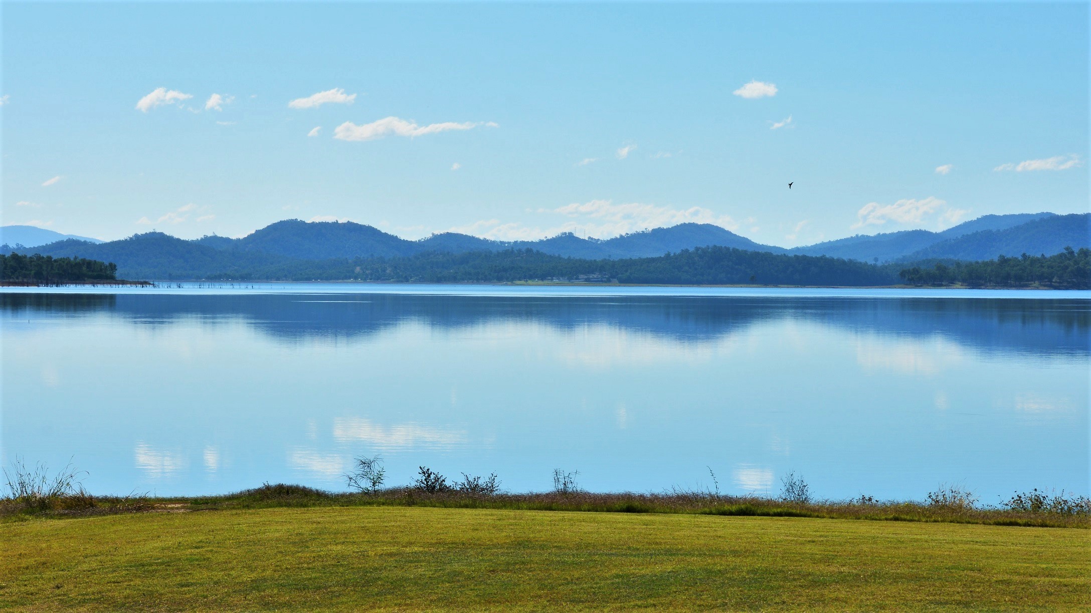 PCデスクトップに湖, 山, 反射, 地球, ベイ, オーストラリア, クイーンズランド画像を無料でダウンロード