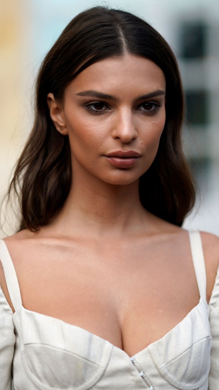 Baixar papel de parede para celular de Morena, Modelo, Americano, Celebridade, Olhos Castanhos, Cabelo Castanho, Atriz, Emily Ratajkowski gratuito.