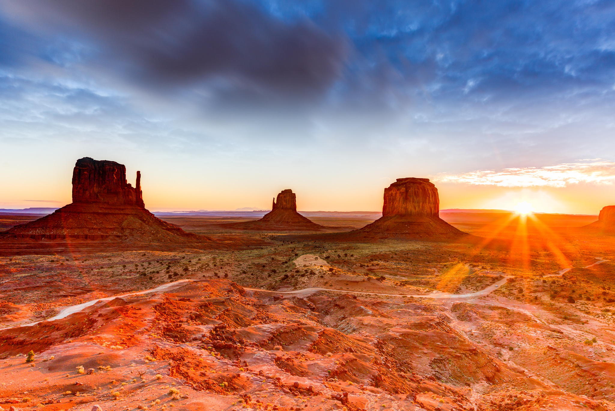 Download mobile wallpaper Landscape, Desert, Horizon, Sunrise, Earth, Utah, Monument Valley, Sunbeam for free.