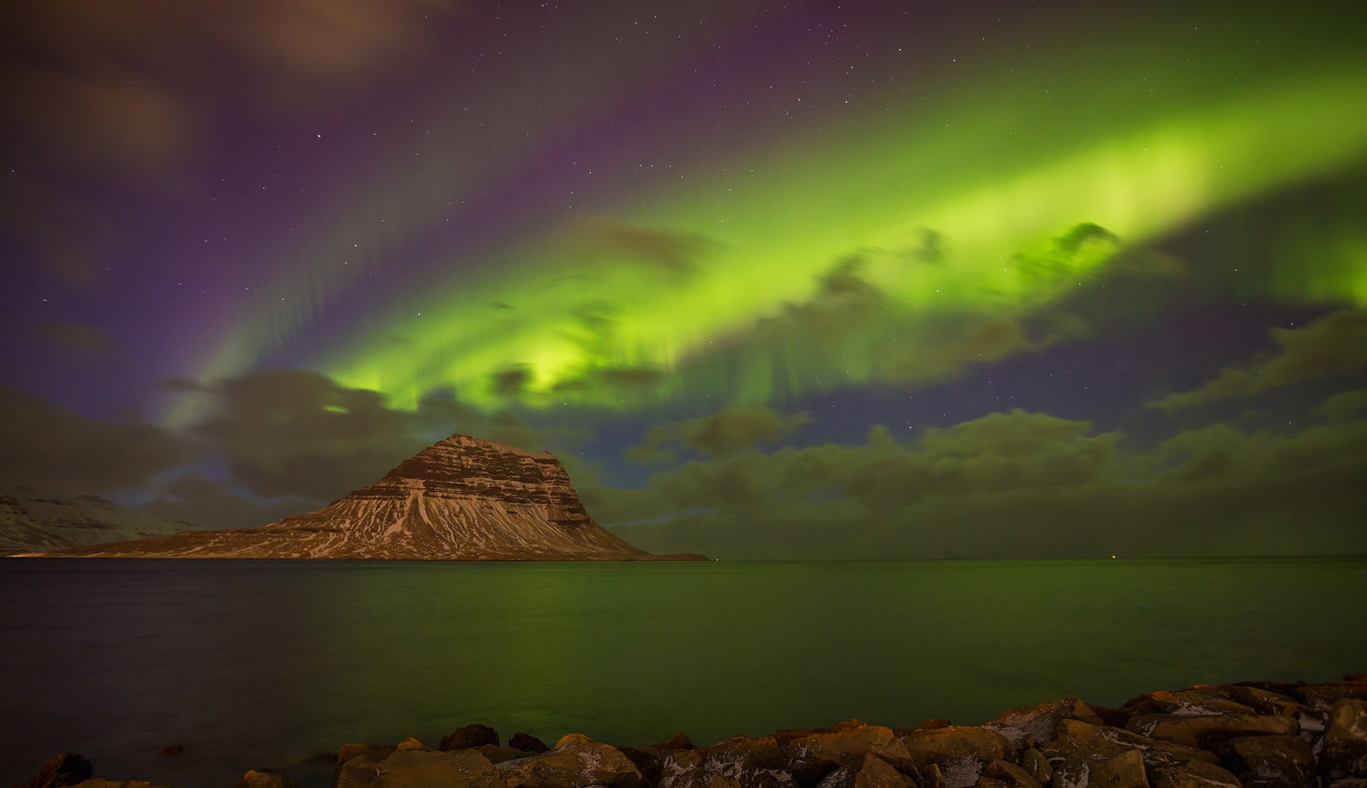 Скачати мобільні шпалери Море, Гора, Земля, Північне Сяйво, Ісландія безкоштовно.