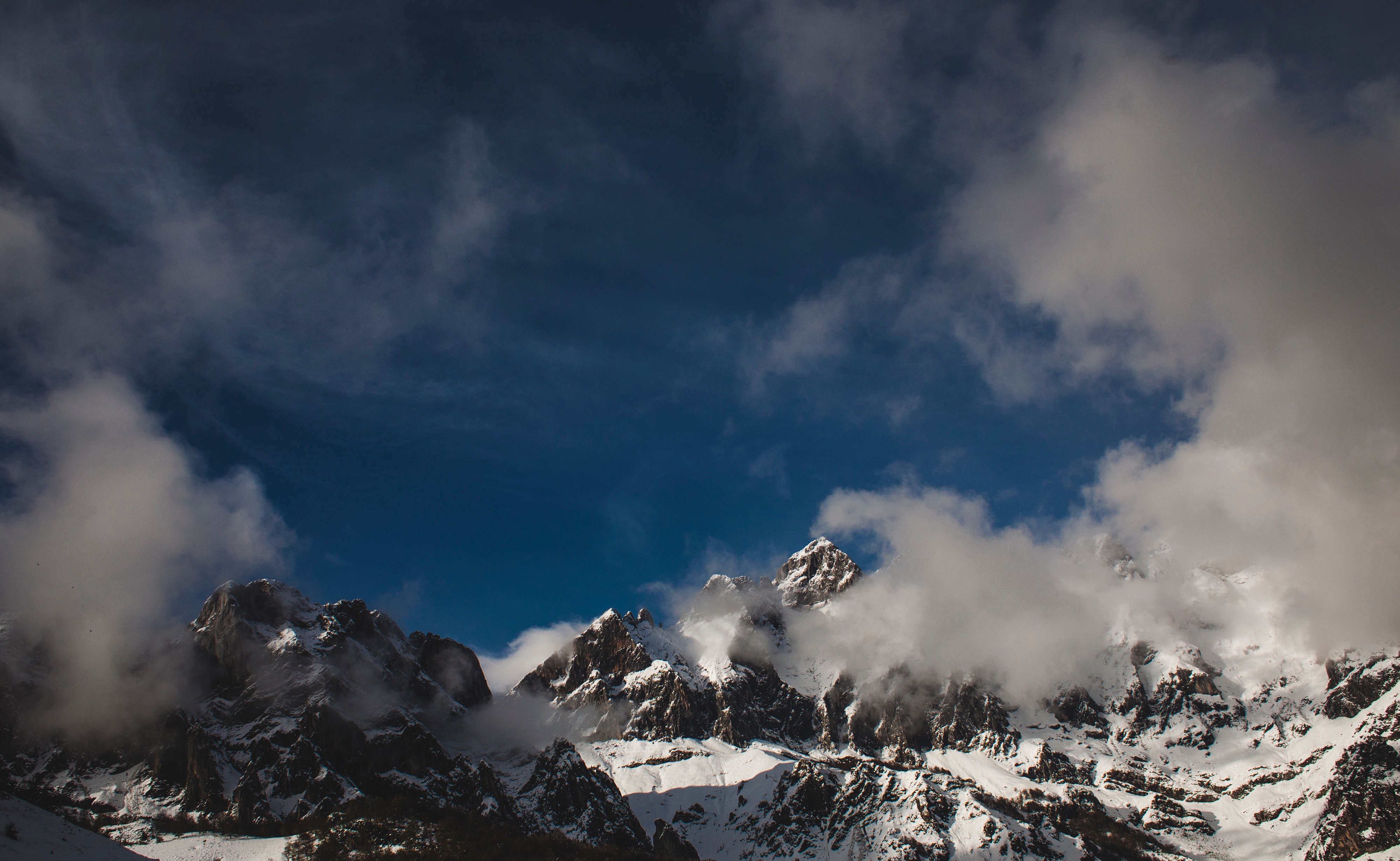 129692 descargar imagen picos de europa, naturaleza, montañas, niebla, cubierto de nieve, nevado, españa, picos de uropa: fondos de pantalla y protectores de pantalla gratis