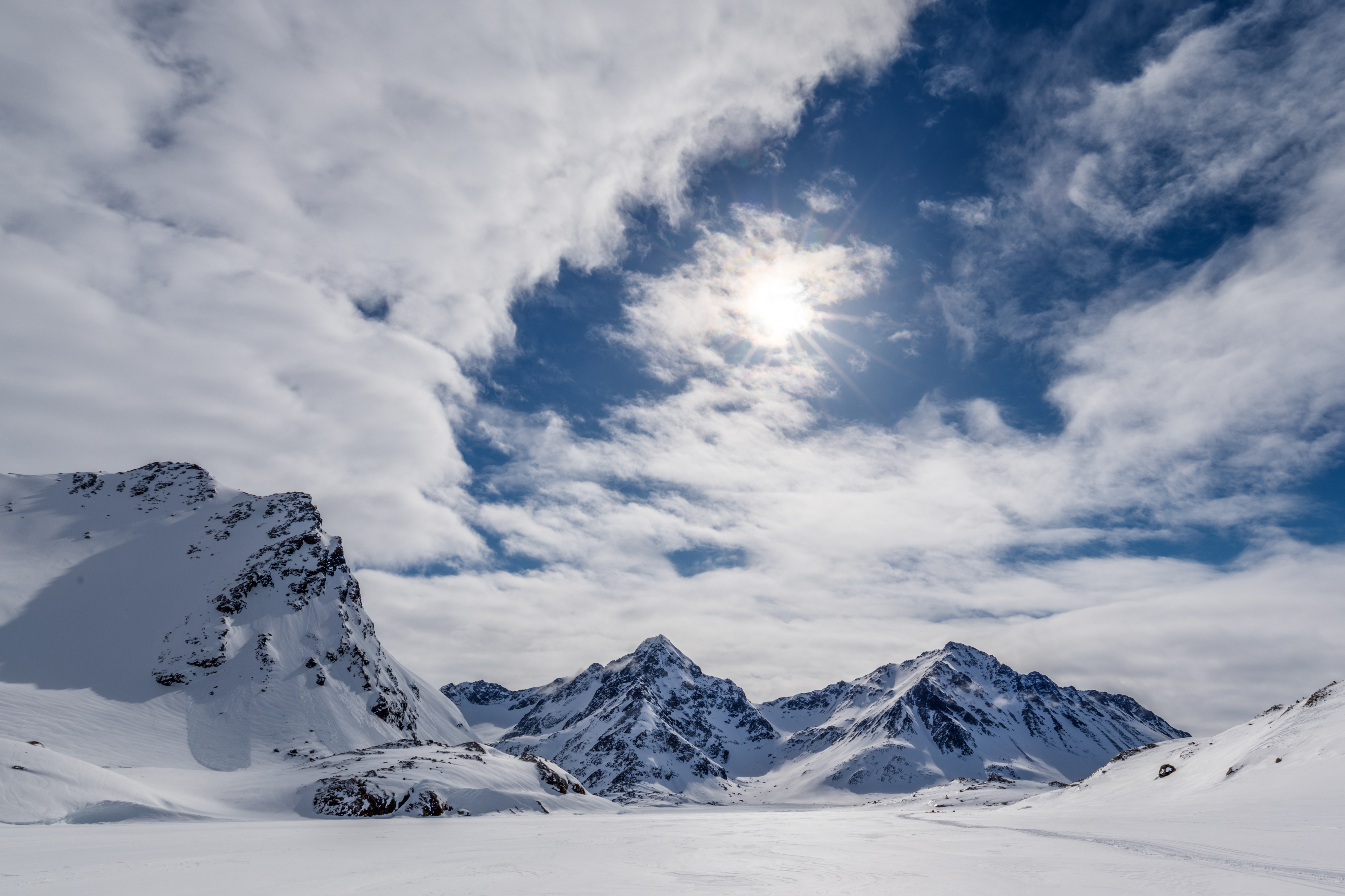 Laden Sie das Natur, Sky, Mountains, Sun, Strahlen, Balken, Clouds, Schnee, Winter-Bild kostenlos auf Ihren PC-Desktop herunter