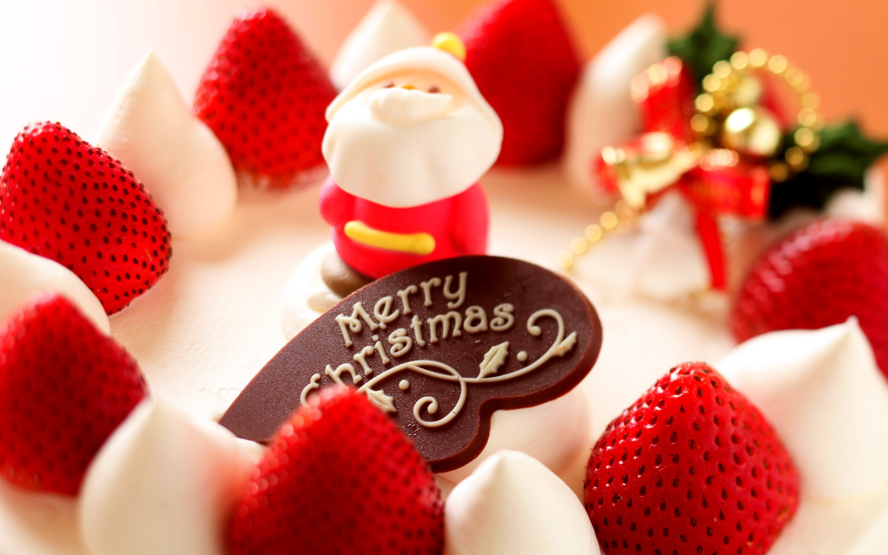 Скачать картинку Клубника, Шоколад, Рождество, Торт, Сладости, Праздничные, Санта в телефон бесплатно.