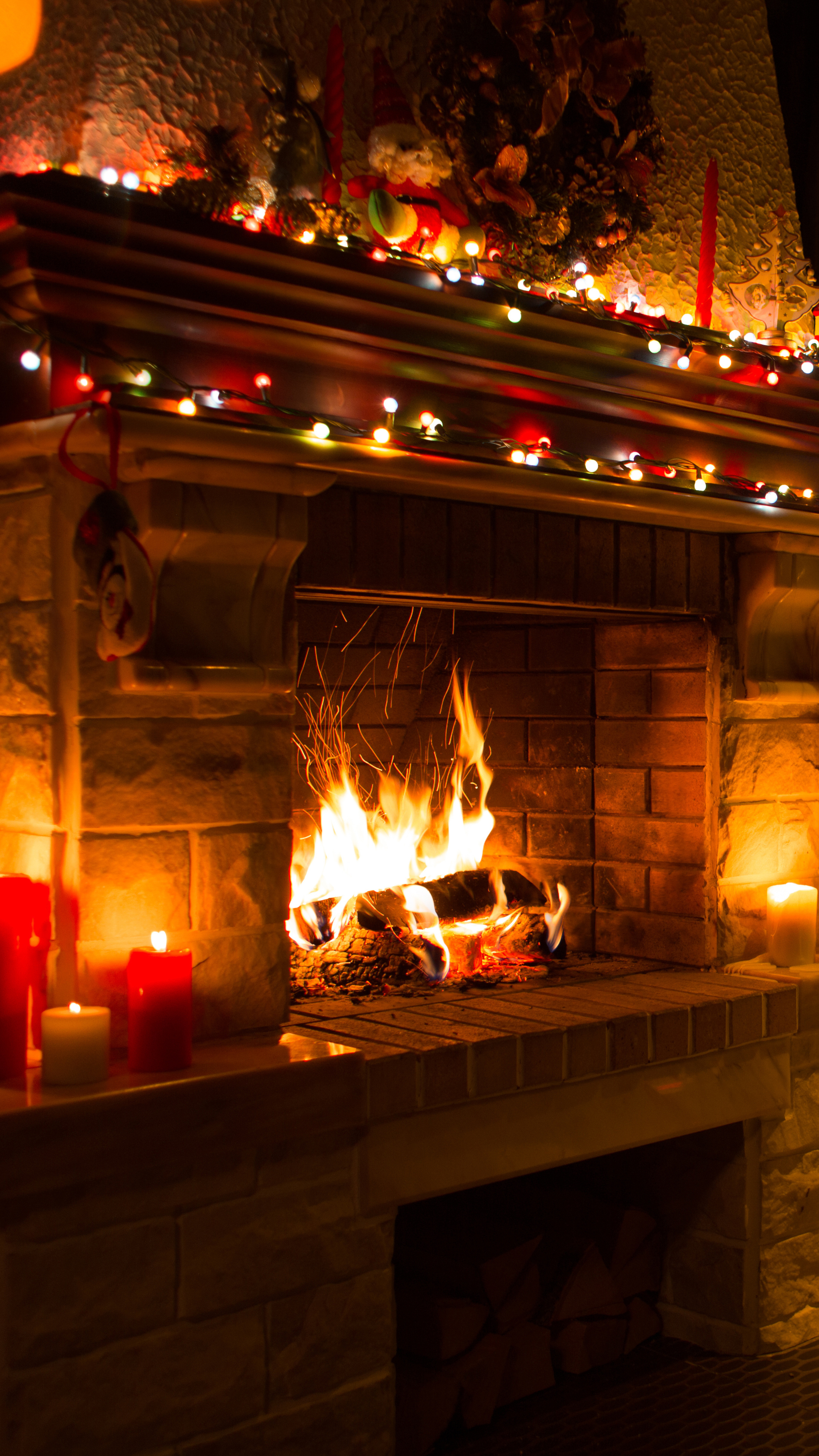 Handy-Wallpaper Feiertage, Weihnachten, Licht, Weihnachtsschmuck, Kerze, Wohnzimmer, Kamin kostenlos herunterladen.