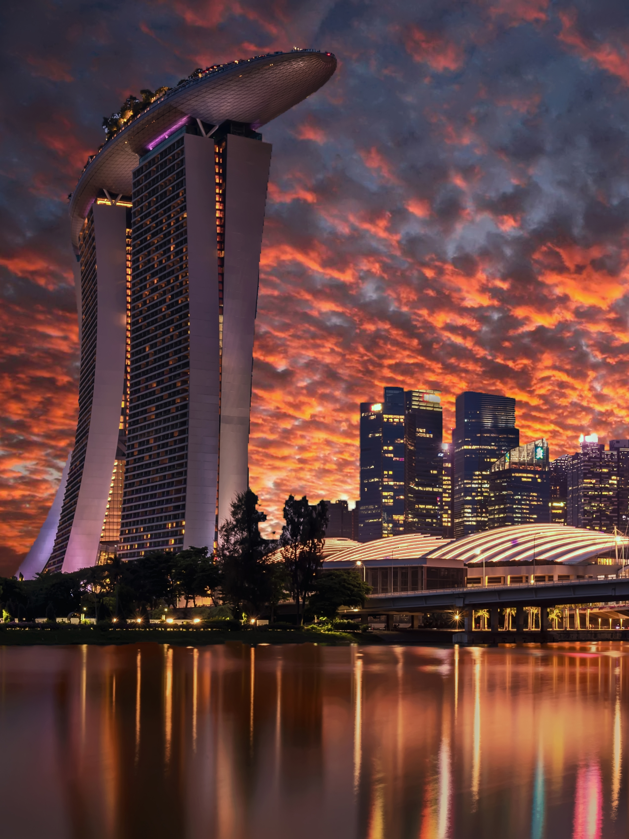 Скачать картинку Города, Небоскреб, Здание, Сингапур, Строительство, Небоскрёб, Сделано Человеком в телефон бесплатно.