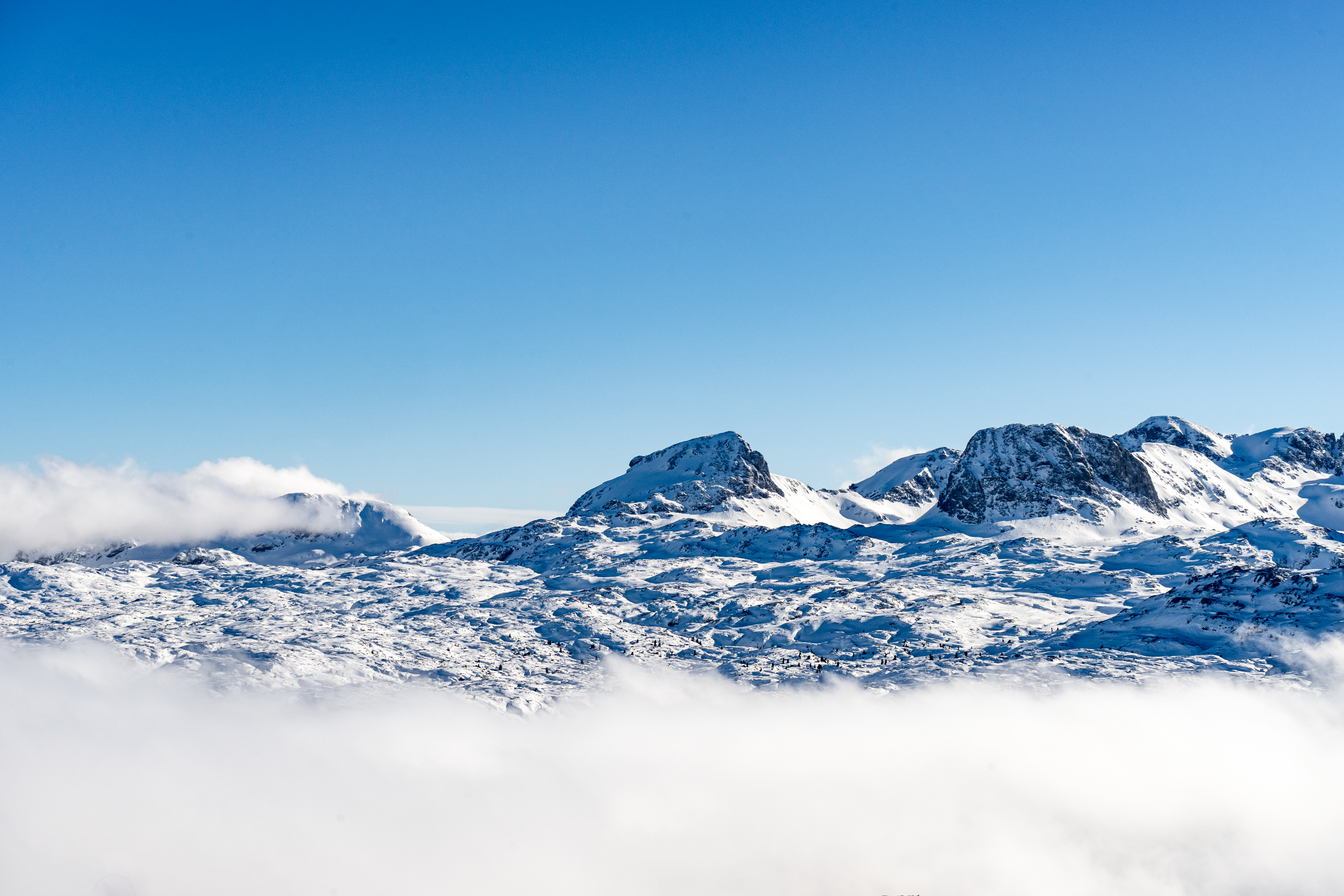 Handy-Wallpaper Mountains, Clouds, Oberteile, Scheitelpunkt, Natur, Schnee, Landschaft kostenlos herunterladen.
