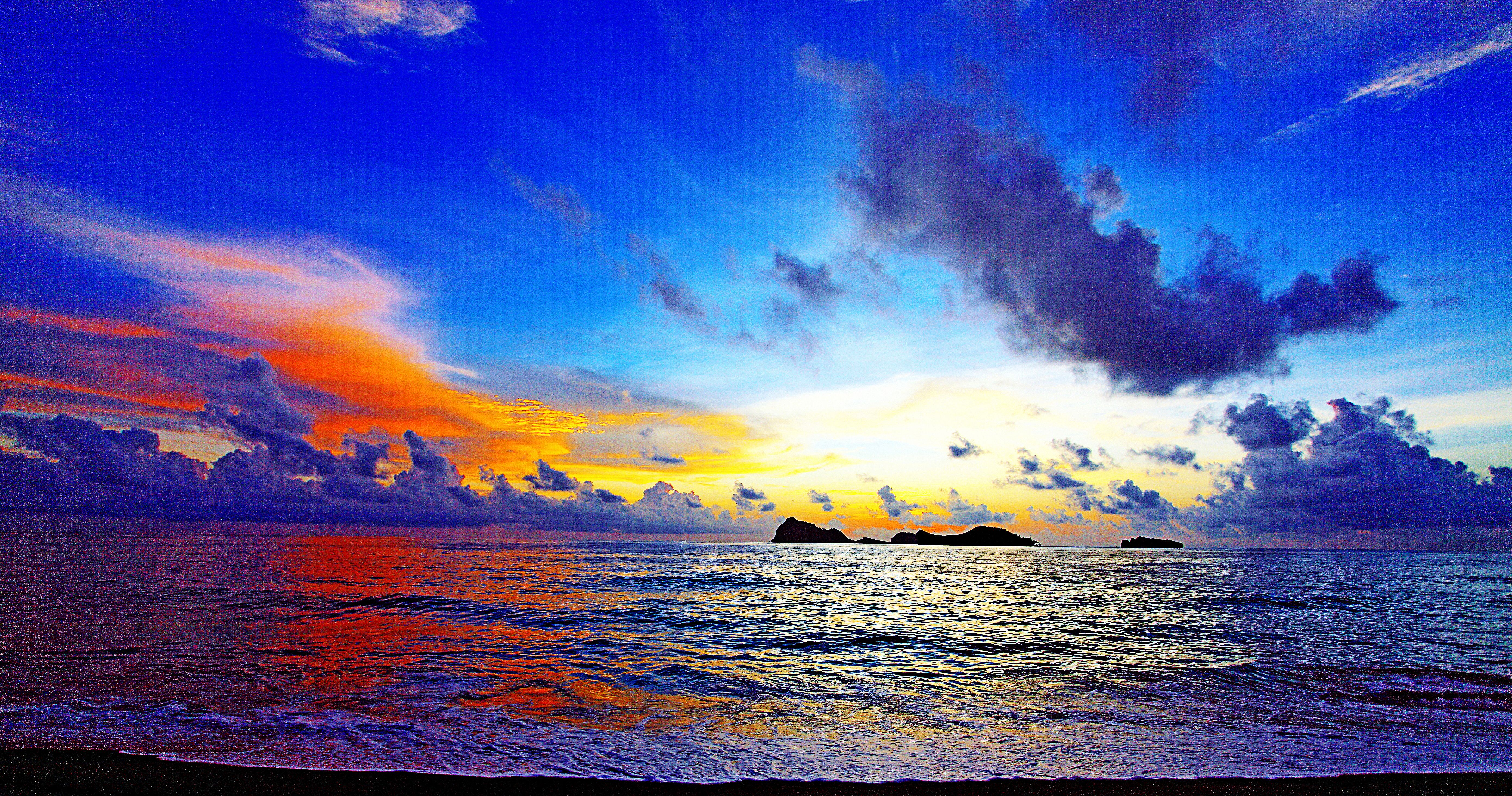 Скачать картинку Море, Облака, Синий, Красочный, Остров, Земля/природа, Оранжевый Цвет), Морской Пейзаж в телефон бесплатно.