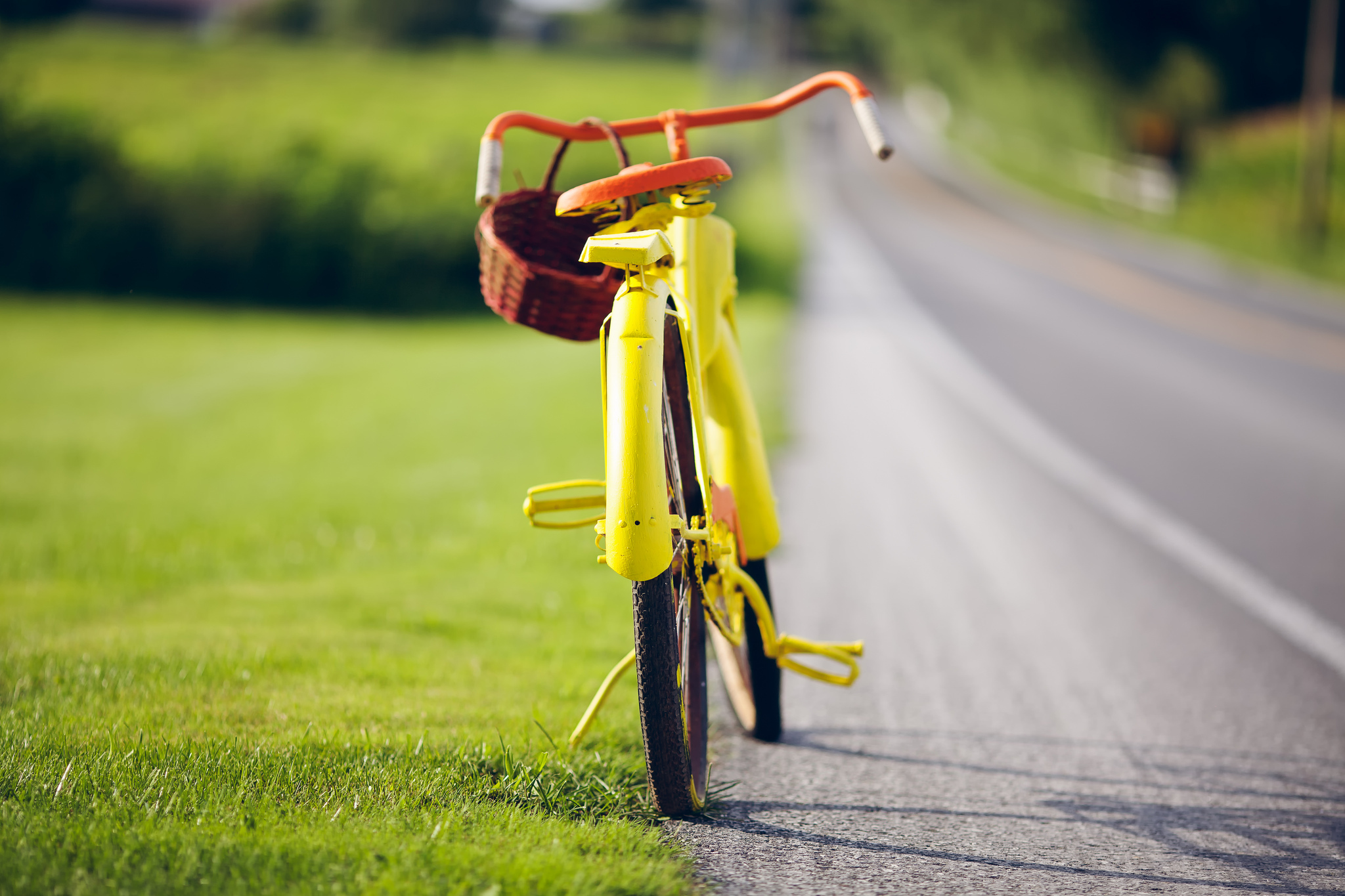 Téléchargez des papiers peints mobile Divers, Route, Herbe, Briller, Lumière, Été, Bicyclette gratuitement.