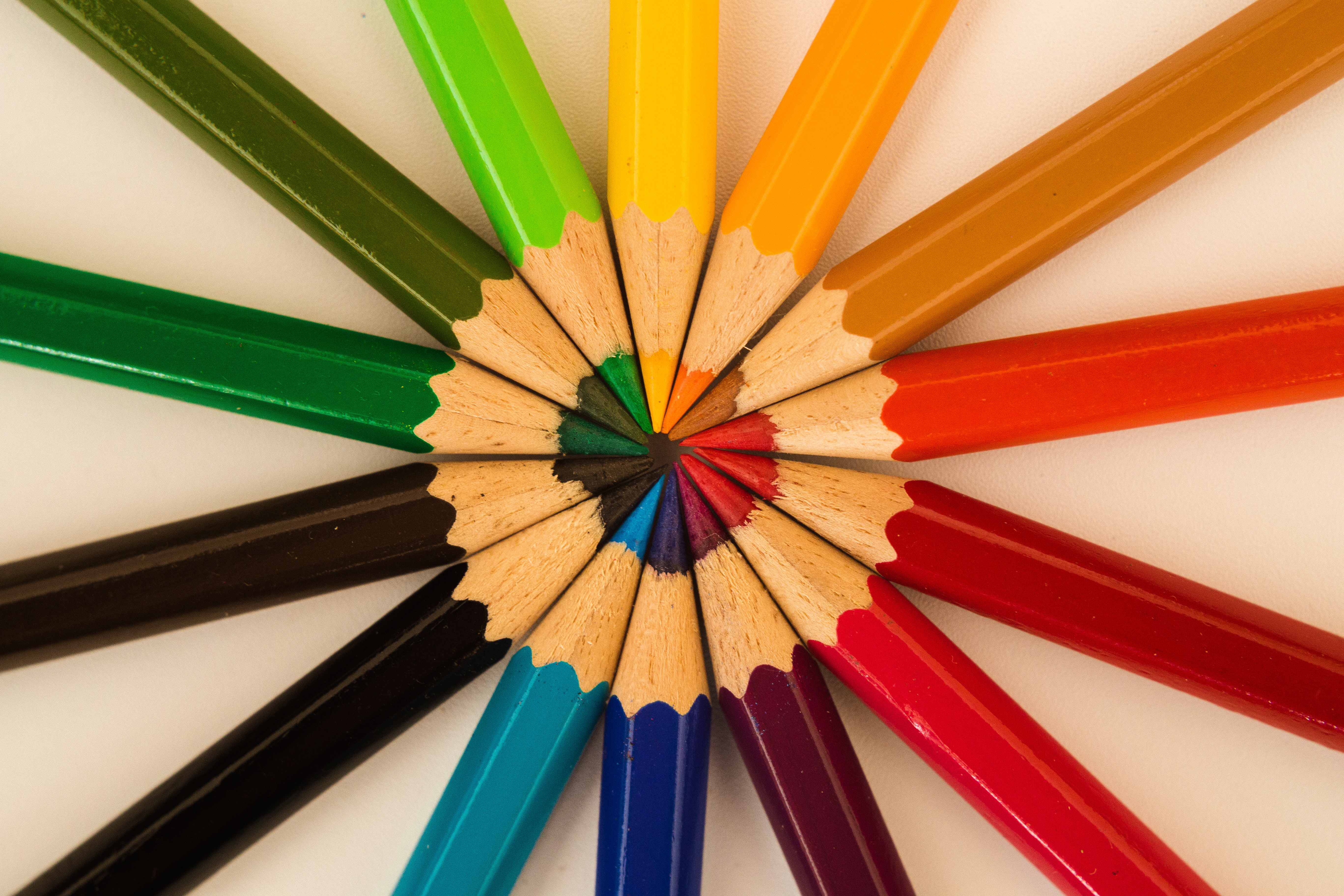 105198 скачать обои разноцветный, цветные карандаши, разное, набор, заточенный - заставки и картинки бесплатно