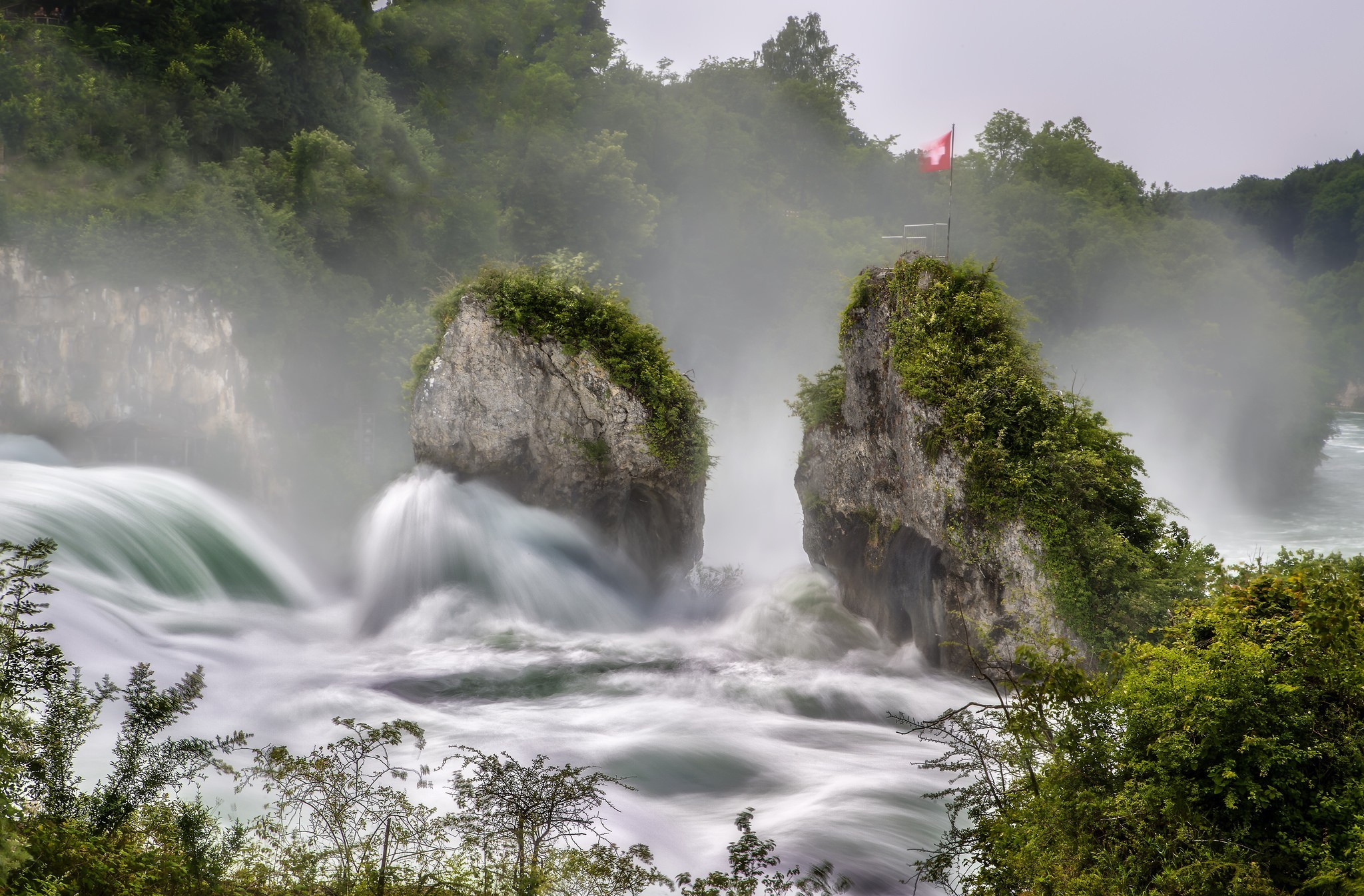 346591 скачать картинку торрент, швейцарский флаг, земля/природа, водопад, энергия, ручей, водопады - обои и заставки бесплатно