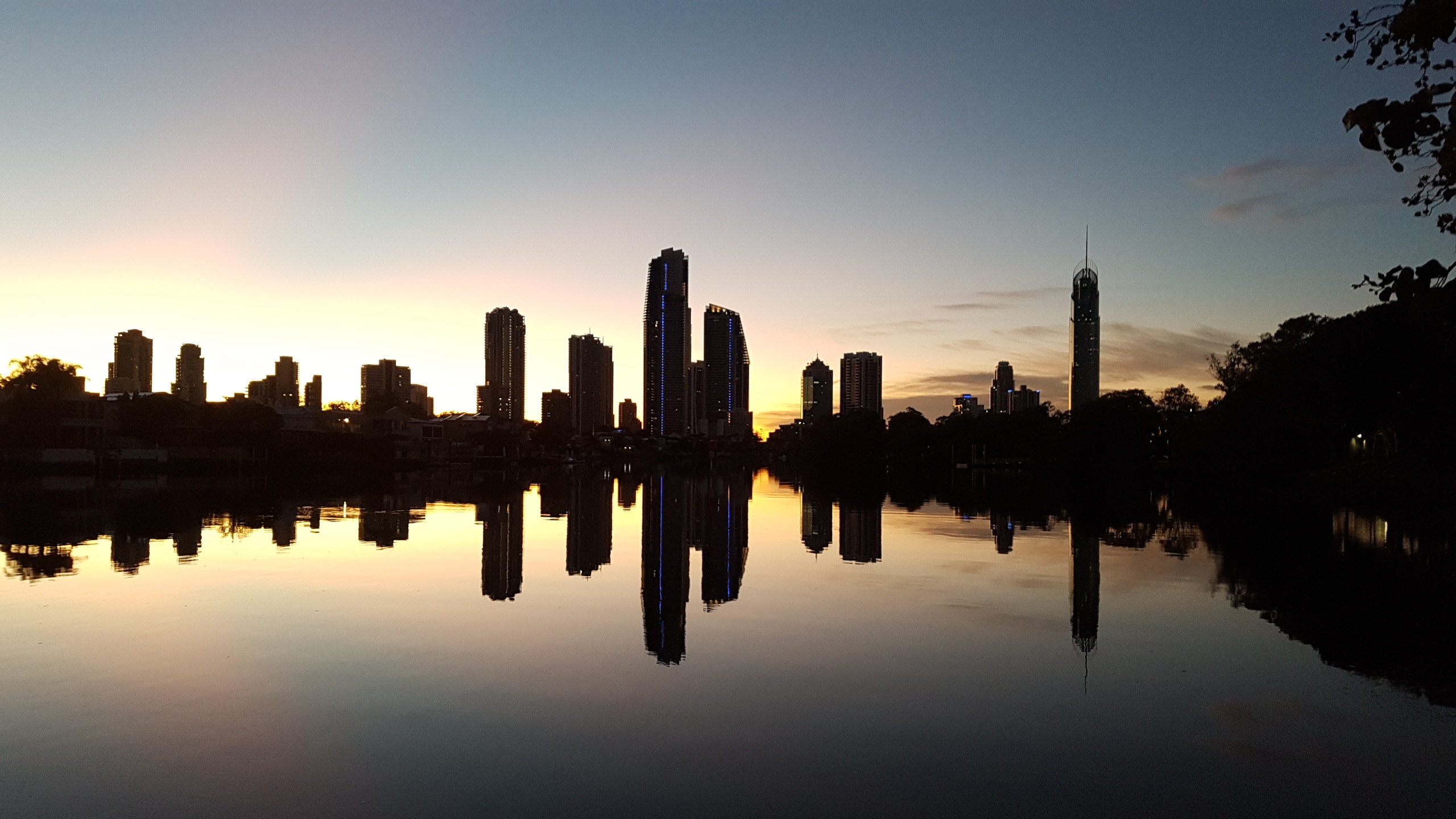 Handy-Wallpaper Wasser, Wolkenkratzer, Gebäude, Sonnenaufgang, Morgen, Stadtbild, Fotografie, Sonnenuntergang, Großstadt, Spiegelung kostenlos herunterladen.