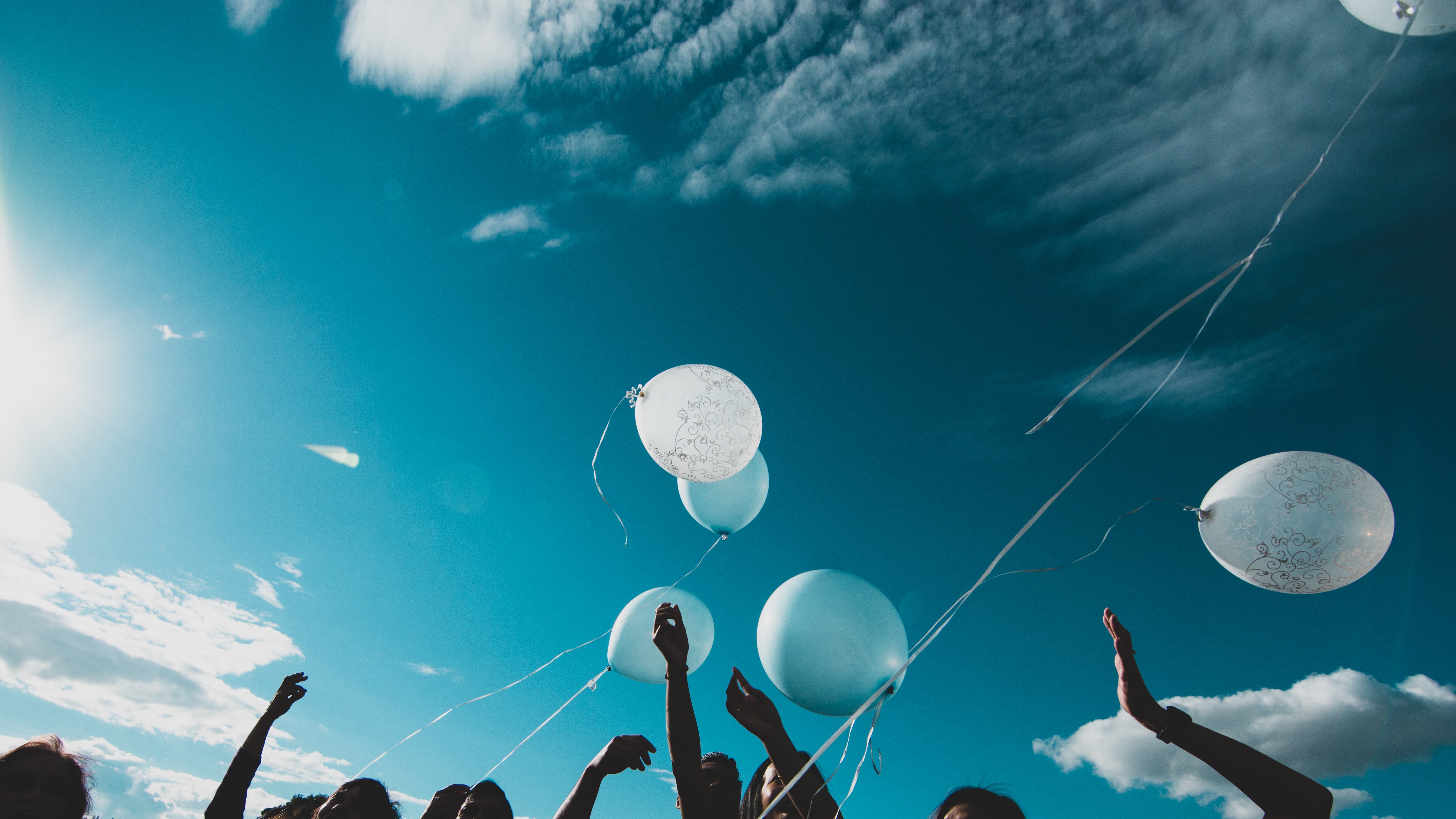 98948 Bild herunterladen luftballons, menschen, sky, fliegen, verschiedenes, sonstige, hände, ballons - Hintergrundbilder und Bildschirmschoner kostenlos