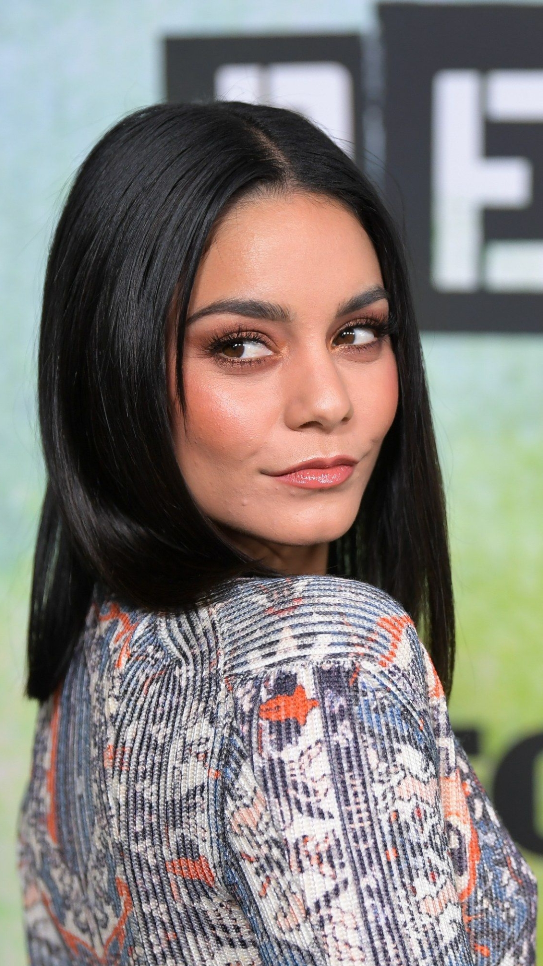 Download mobile wallpaper American, Celebrity, Brown Eyes, Vanessa Hudgens, Black Hair, Actress for free.