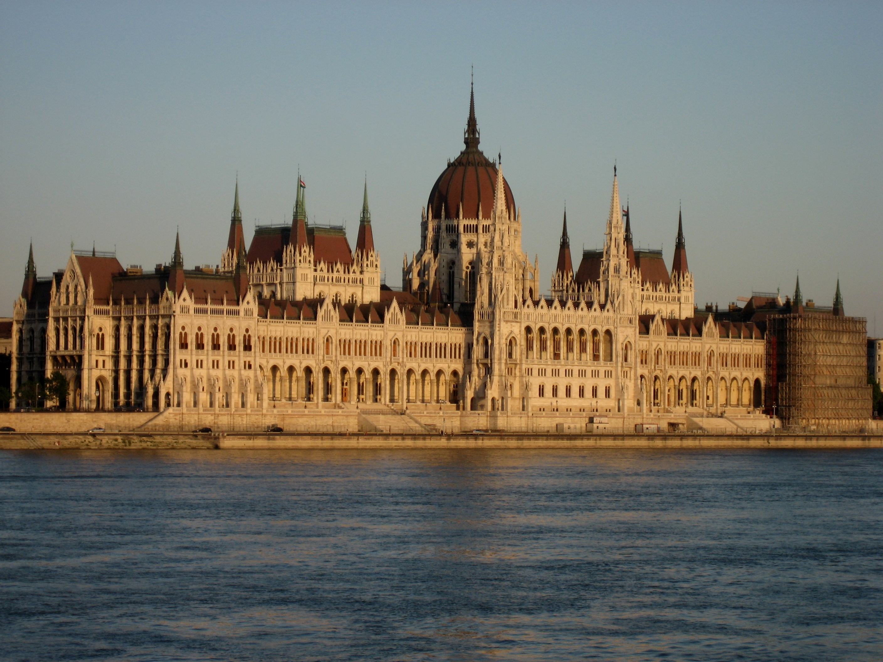 Скачать картинку Архитектура, Памятники, Сделано Человеком, Здание Венгерского Парламента в телефон бесплатно.