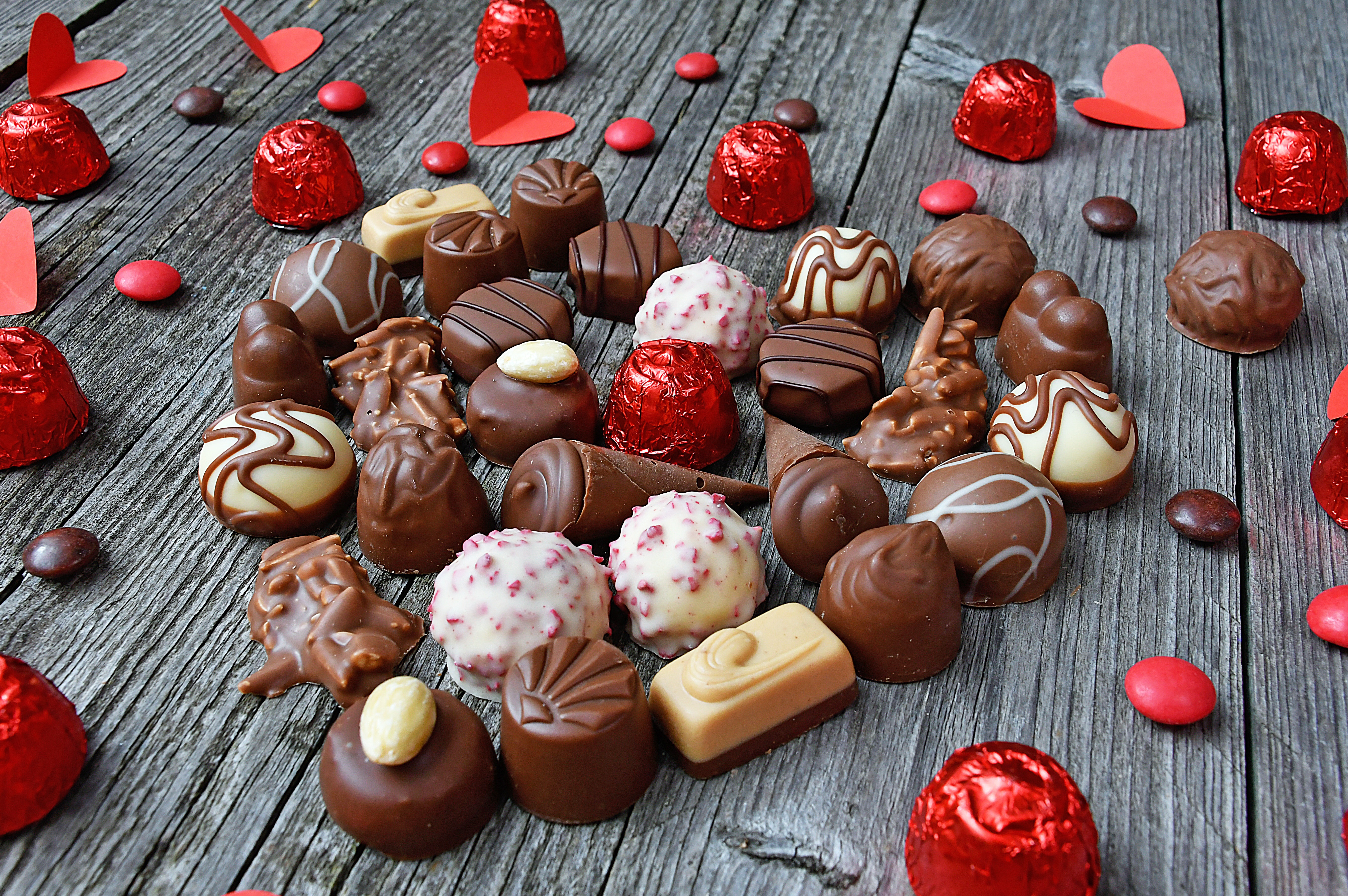 Descarga gratis la imagen Chocolate, Día De San Valentín, Día Festivo, Bodegón, En Forma De Corazón en el escritorio de tu PC