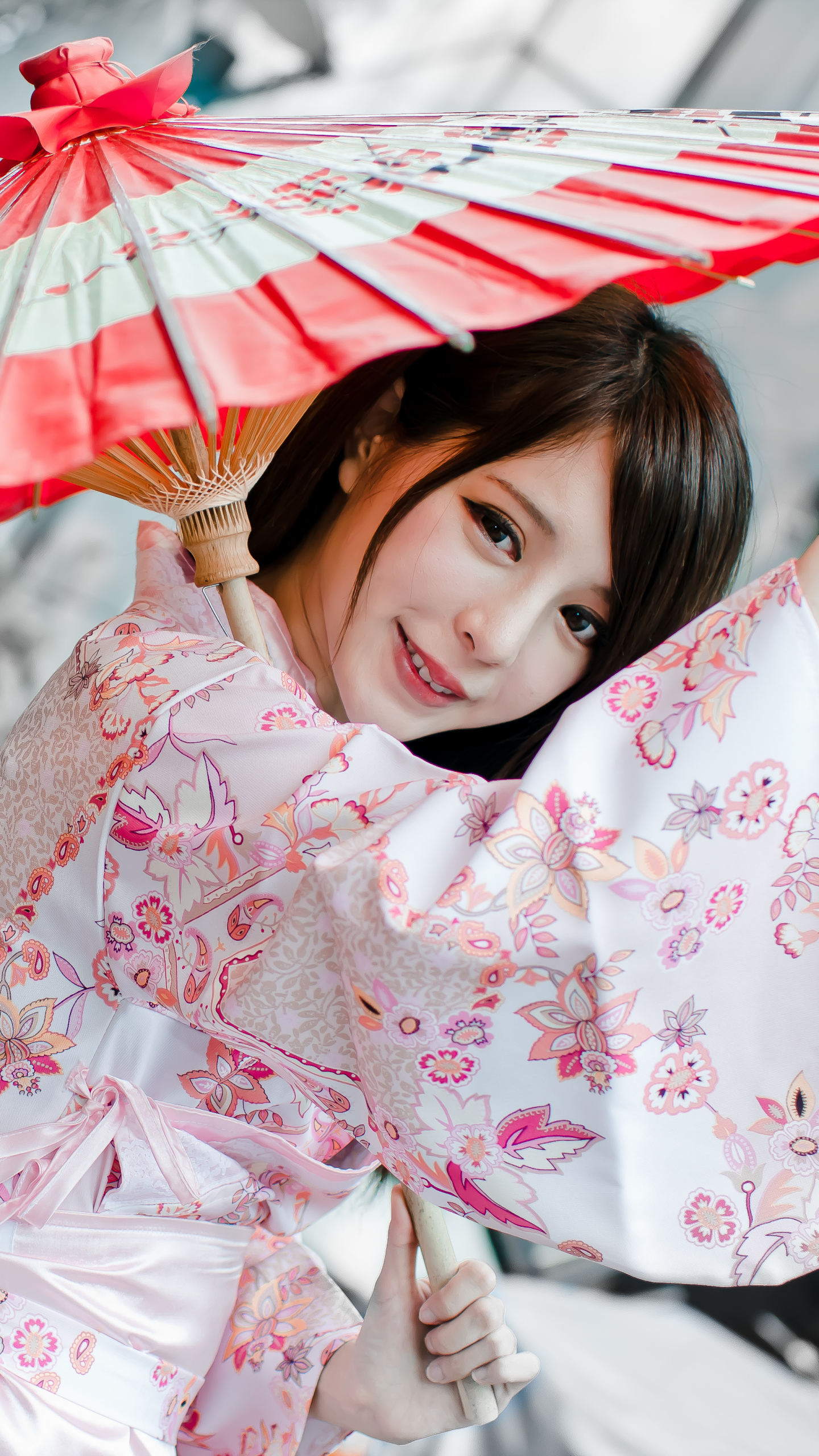 Handy-Wallpaper Lächeln, Regenschirm, Frauen, Asiatisch, Asiatinnen, Julia Chang, Taiwanese, Traditionelles Kostüm, Zhang Qi Jun, Nationaltracht kostenlos herunterladen.