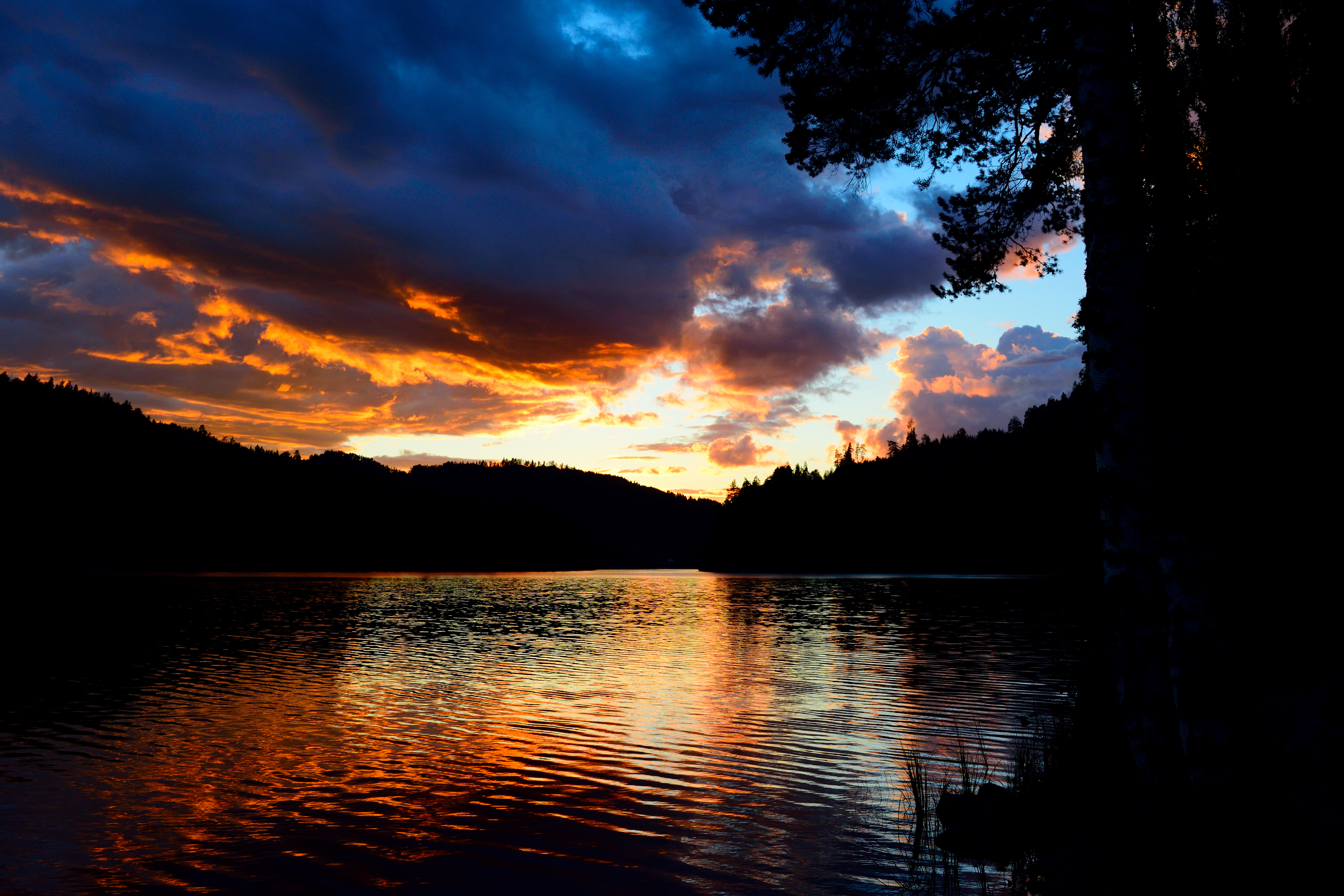 Free download wallpaper Nature, Trees, Sunset, Twilight, Dusk, Lake, Glare on your PC desktop