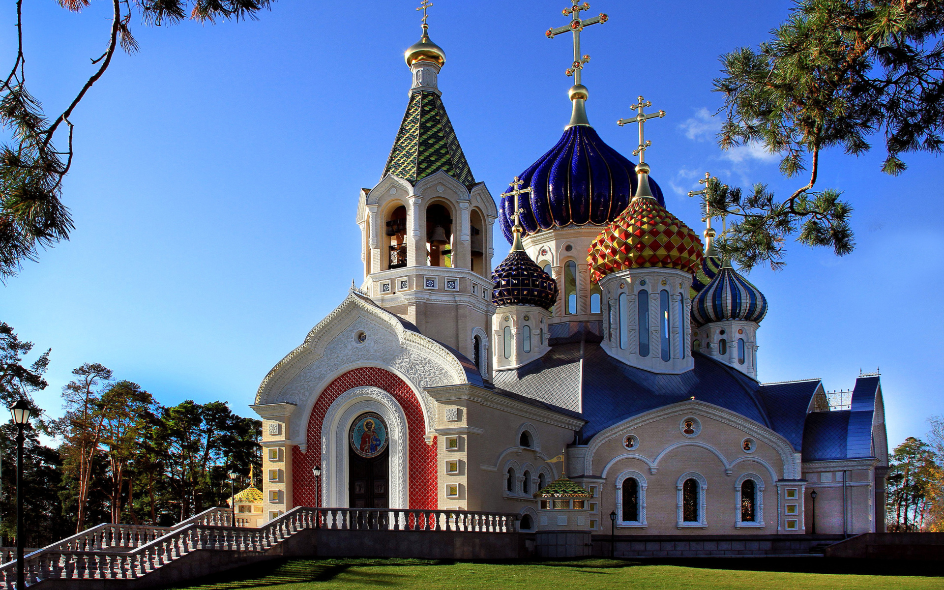 379525 скачать обои церкви, красочный, россия, церковь, архитектура, купол, религиозные - заставки и картинки бесплатно