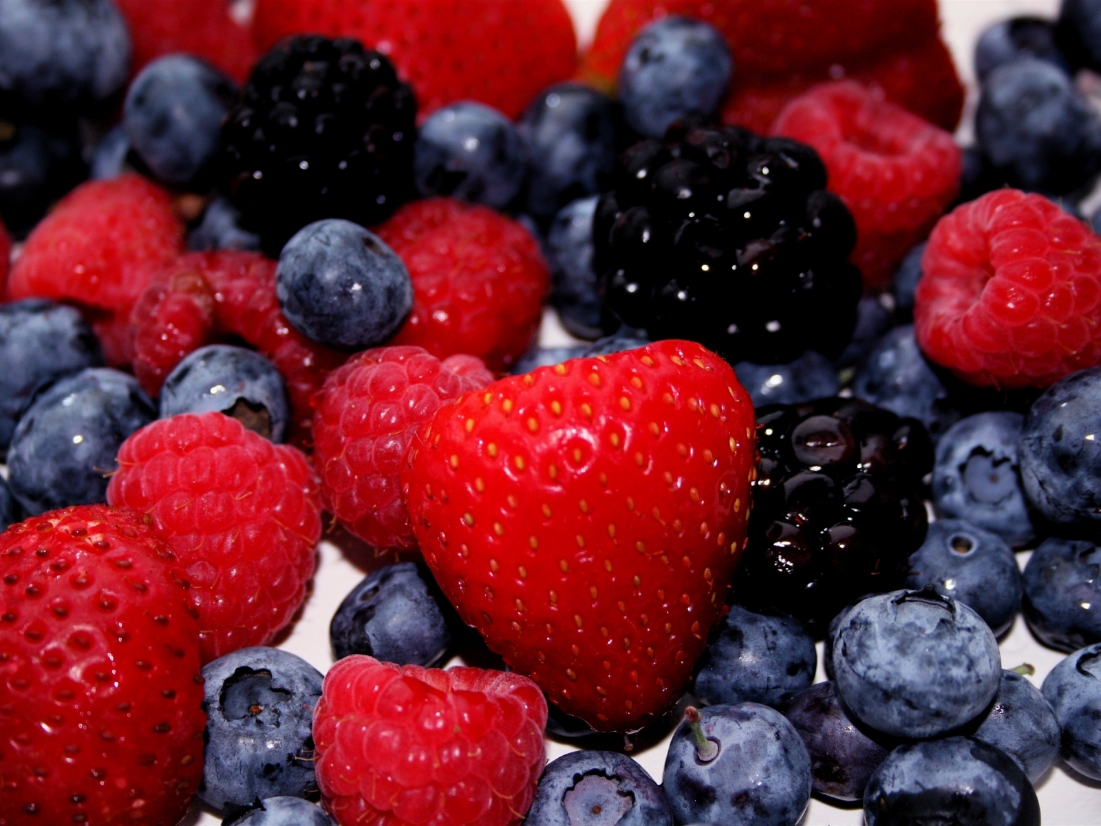 Handy-Wallpaper Obst, Lebensmittel, Berries, Blaubeeren, Erdbeere kostenlos herunterladen.