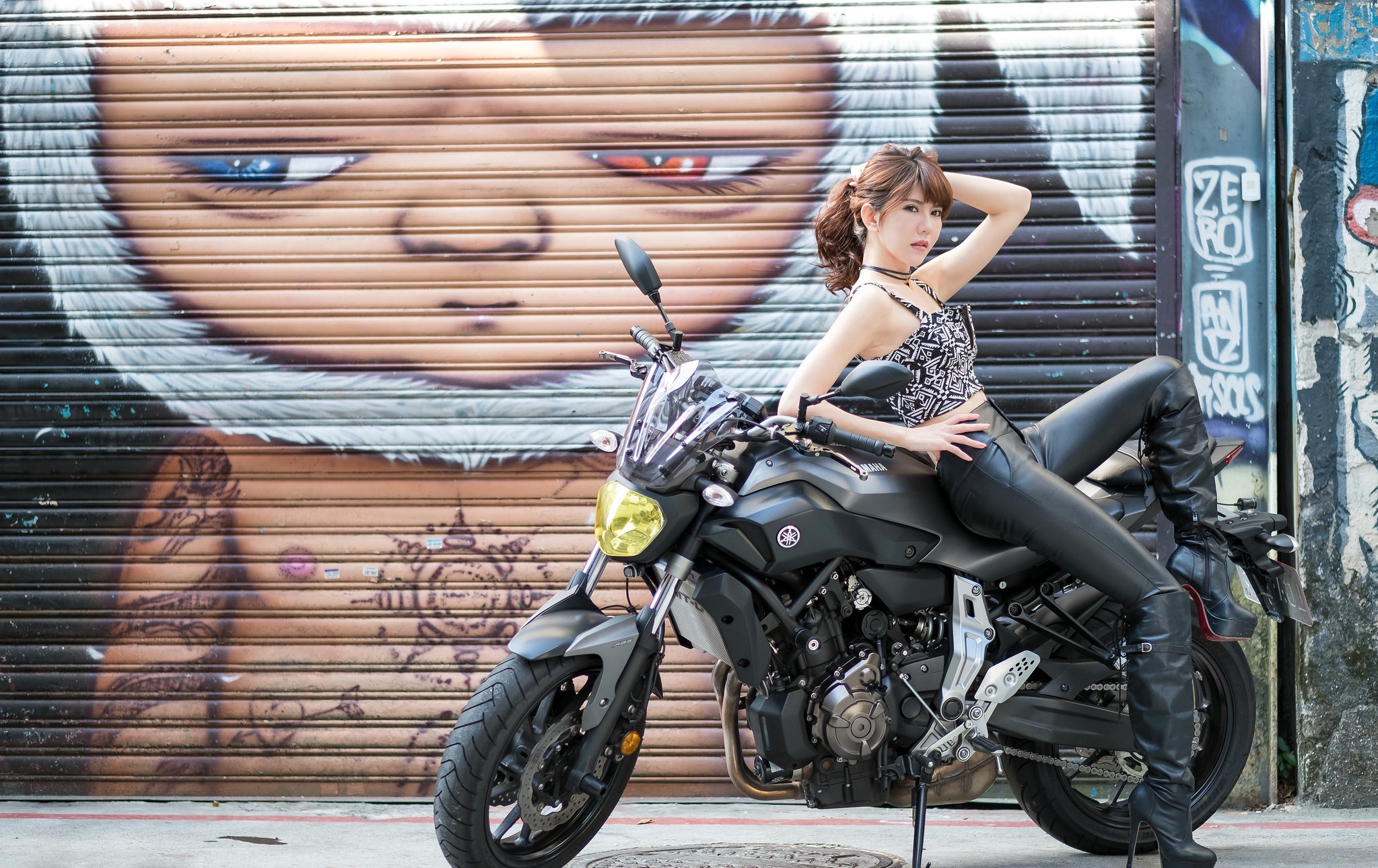 Laden Sie das Motorrad, Graffiti, Brünette, Modell, Frauen, Asiatinnen, Mädchen & Motorräder-Bild kostenlos auf Ihren PC-Desktop herunter
