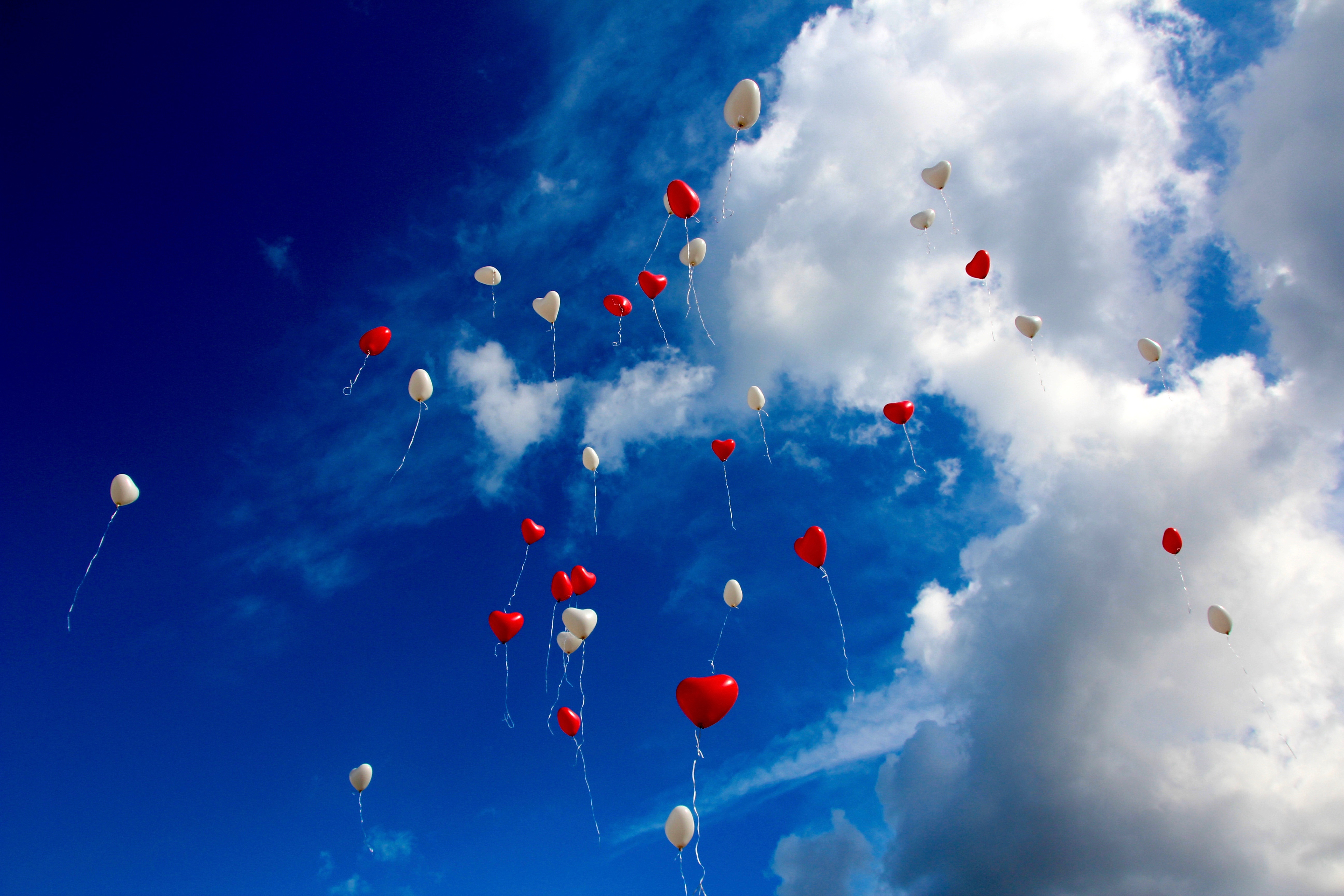 157451 скачать картинку сердца, любовь, небо, облака, воздушные шары - обои и заставки бесплатно