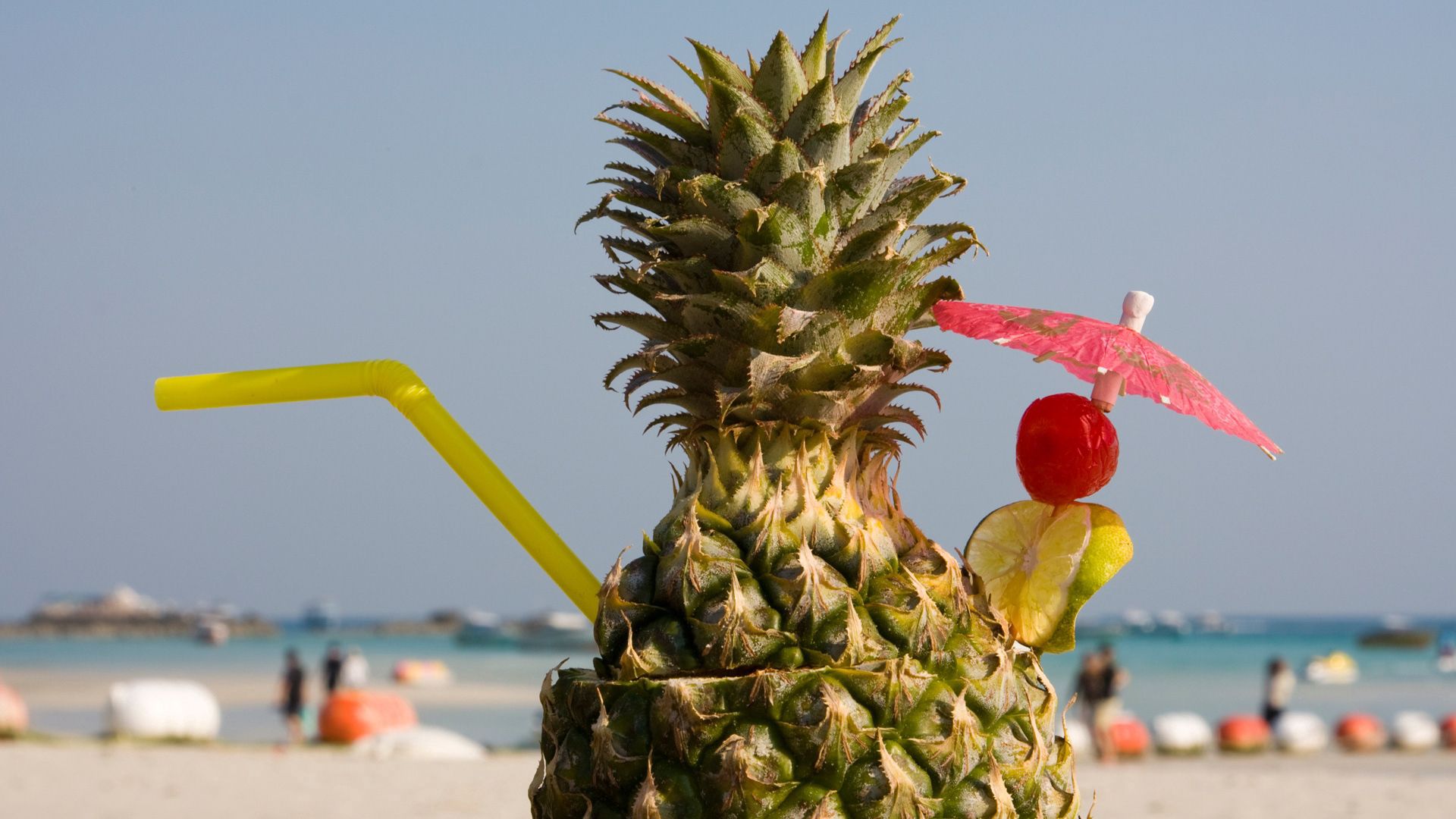 88221 скачать картинку ананас, еда, пляж, декор, коктейль, зонтик, трубочка - обои и заставки бесплатно