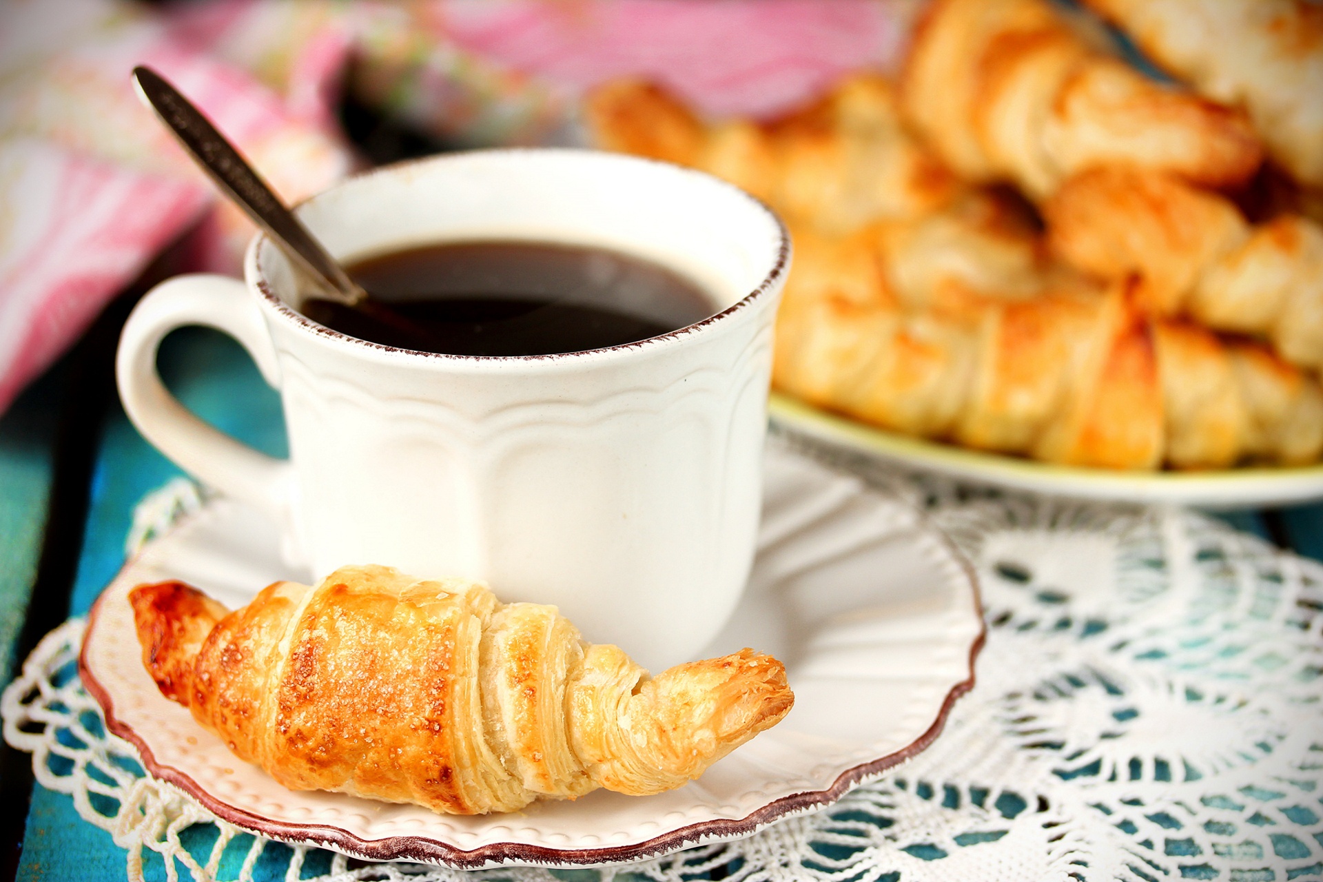 Laden Sie das Tasse, Croissant, Nahrungsmittel, Kaffee, Wiener-Bild kostenlos auf Ihren PC-Desktop herunter