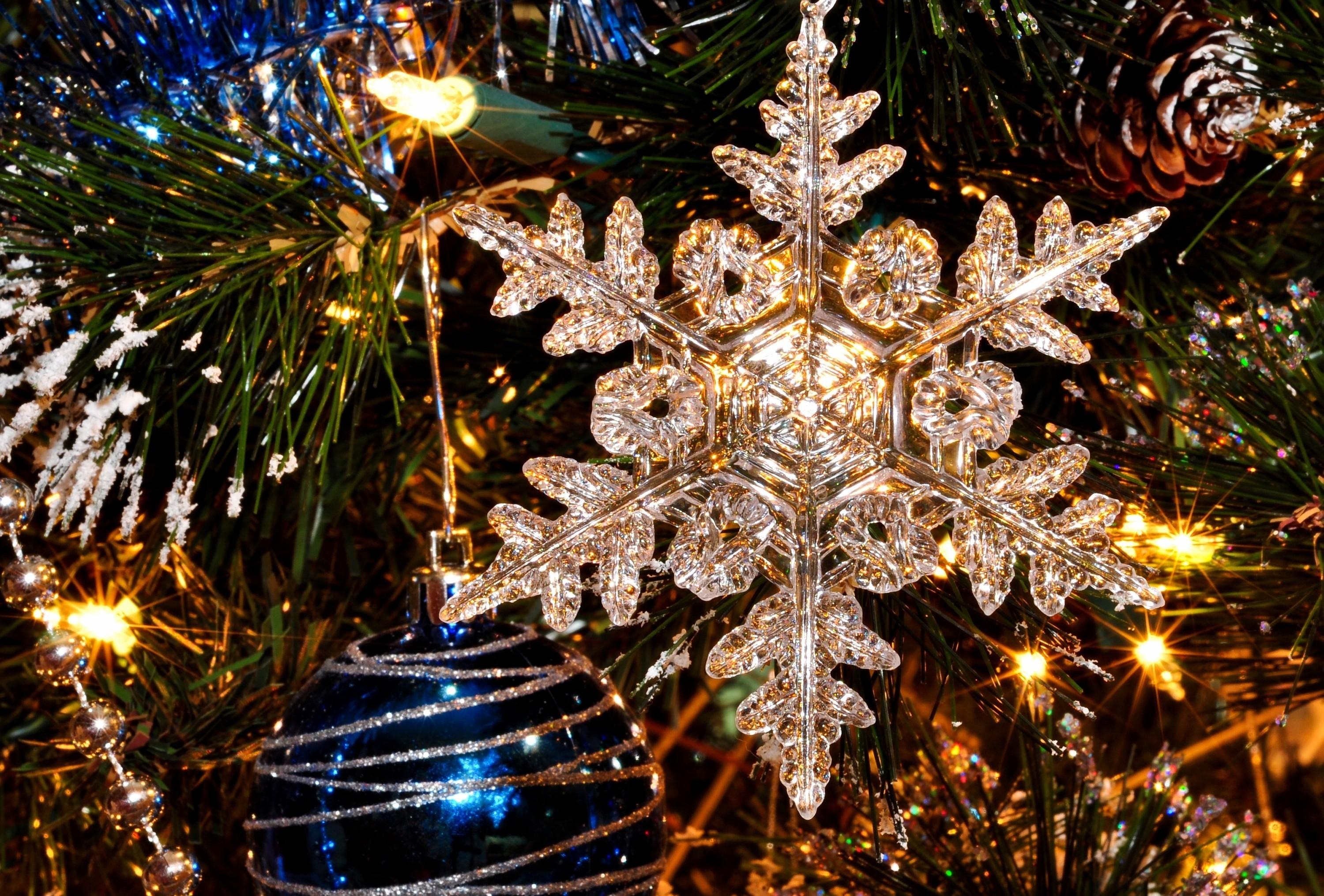 Free download wallpaper Holiday, Christmas Tree, New Year, Close Up, Christmas Decorations, Christmas Tree Toys, Snowflake, Holidays on your PC desktop