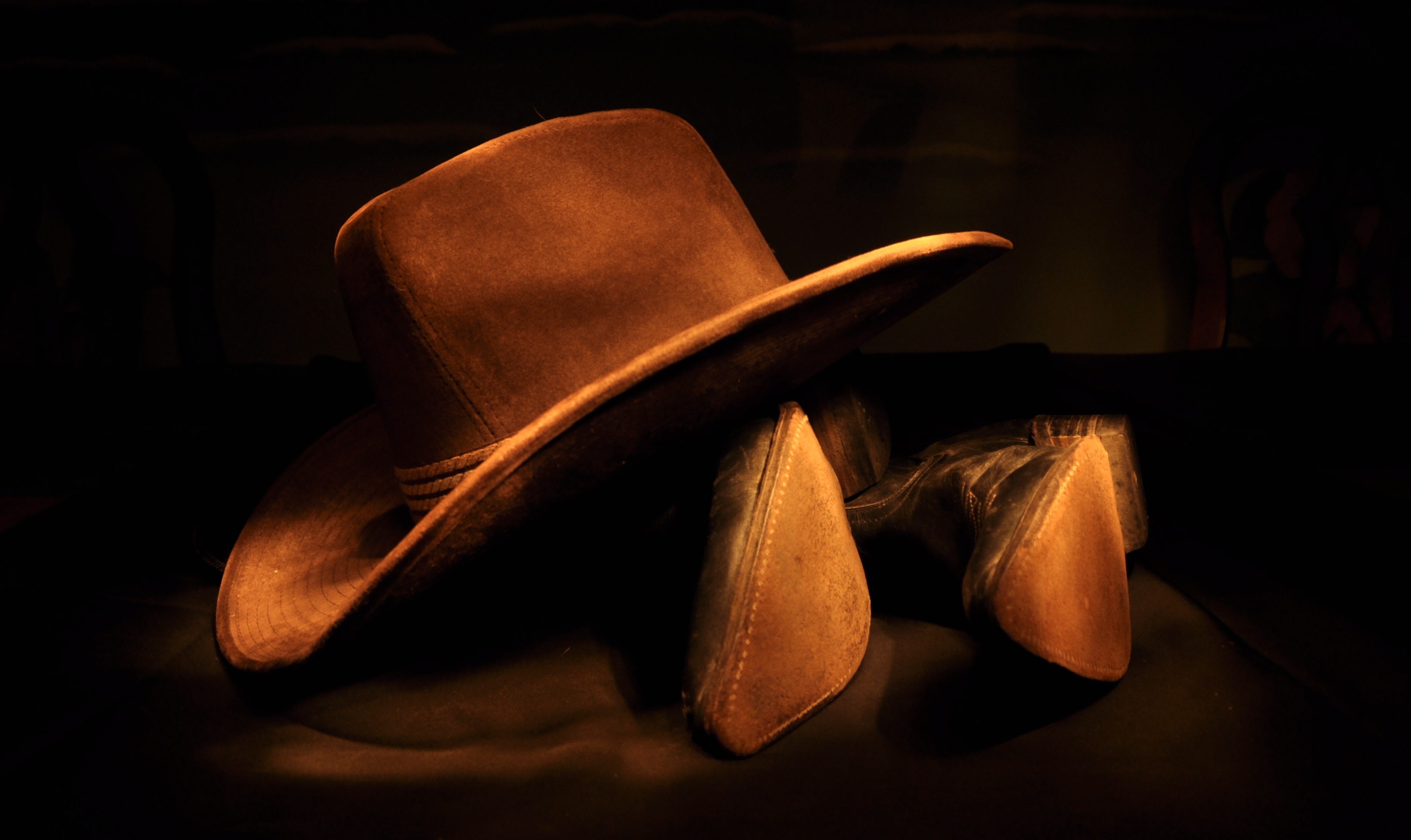 Laden Sie das Stiefel, Hut, Fotografie, Cowboy, Menschengemacht, Stillleben-Bild kostenlos auf Ihren PC-Desktop herunter