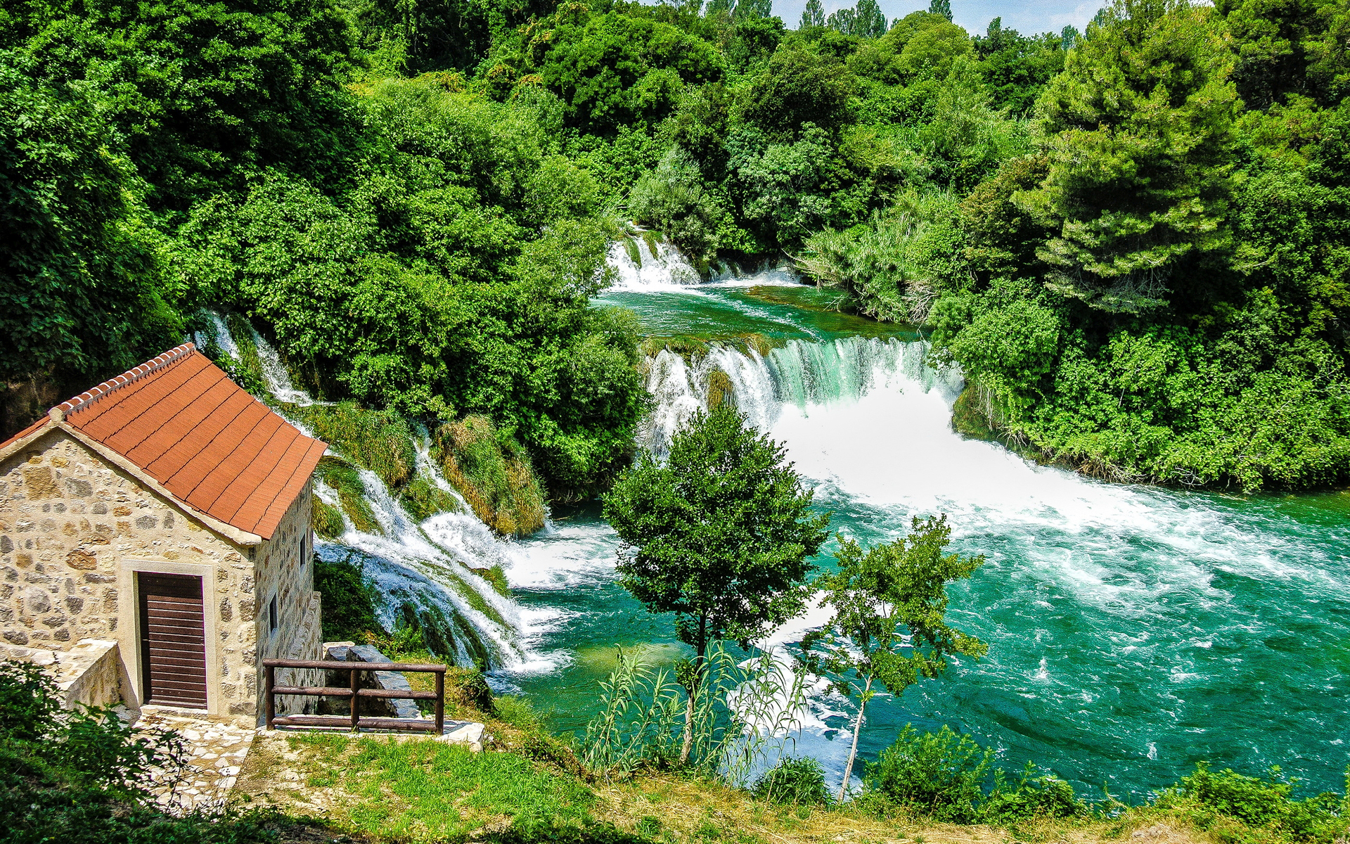 Handy-Wallpaper Wasserfälle, Wasserfall, Wald, Baum, Haus, Erde/natur kostenlos herunterladen.