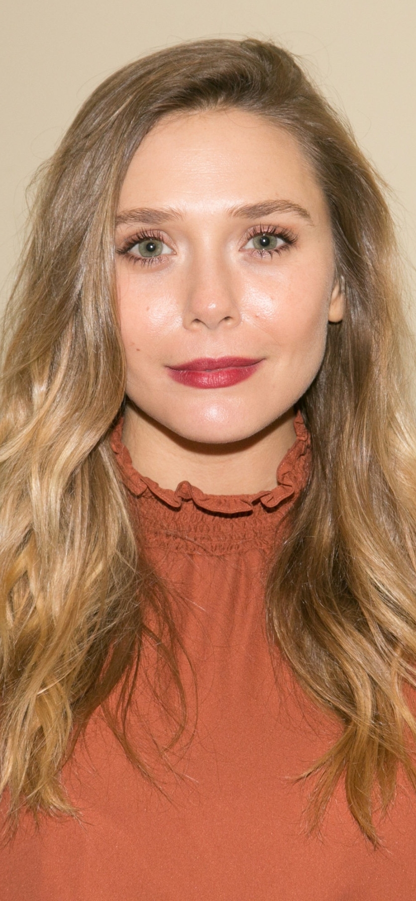 Download mobile wallpaper Blonde, American, Celebrity, Actress, Lipstick, Elizabeth Olsen for free.