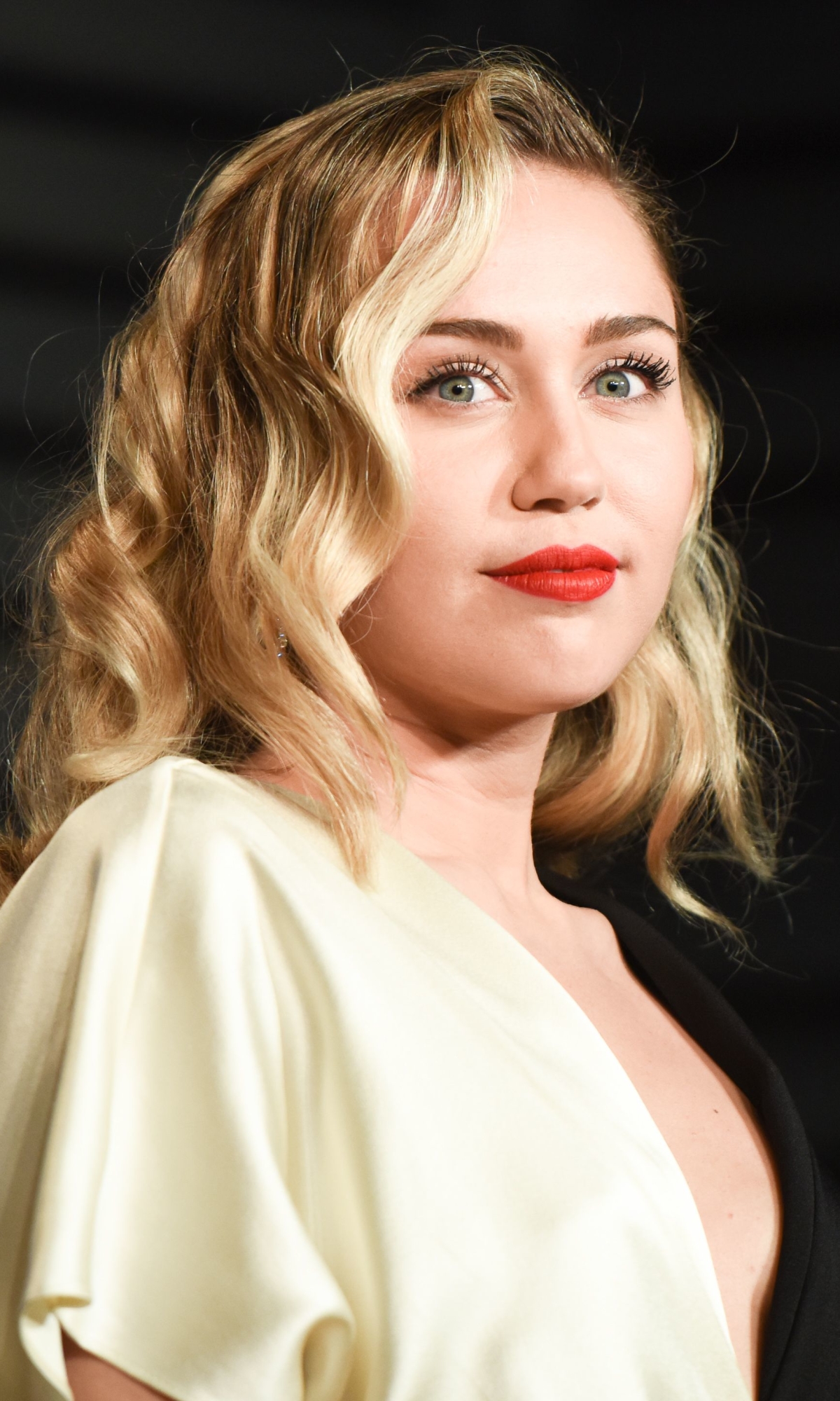 Download mobile wallpaper Music, Singer, Blonde, Miley Cyrus for free.