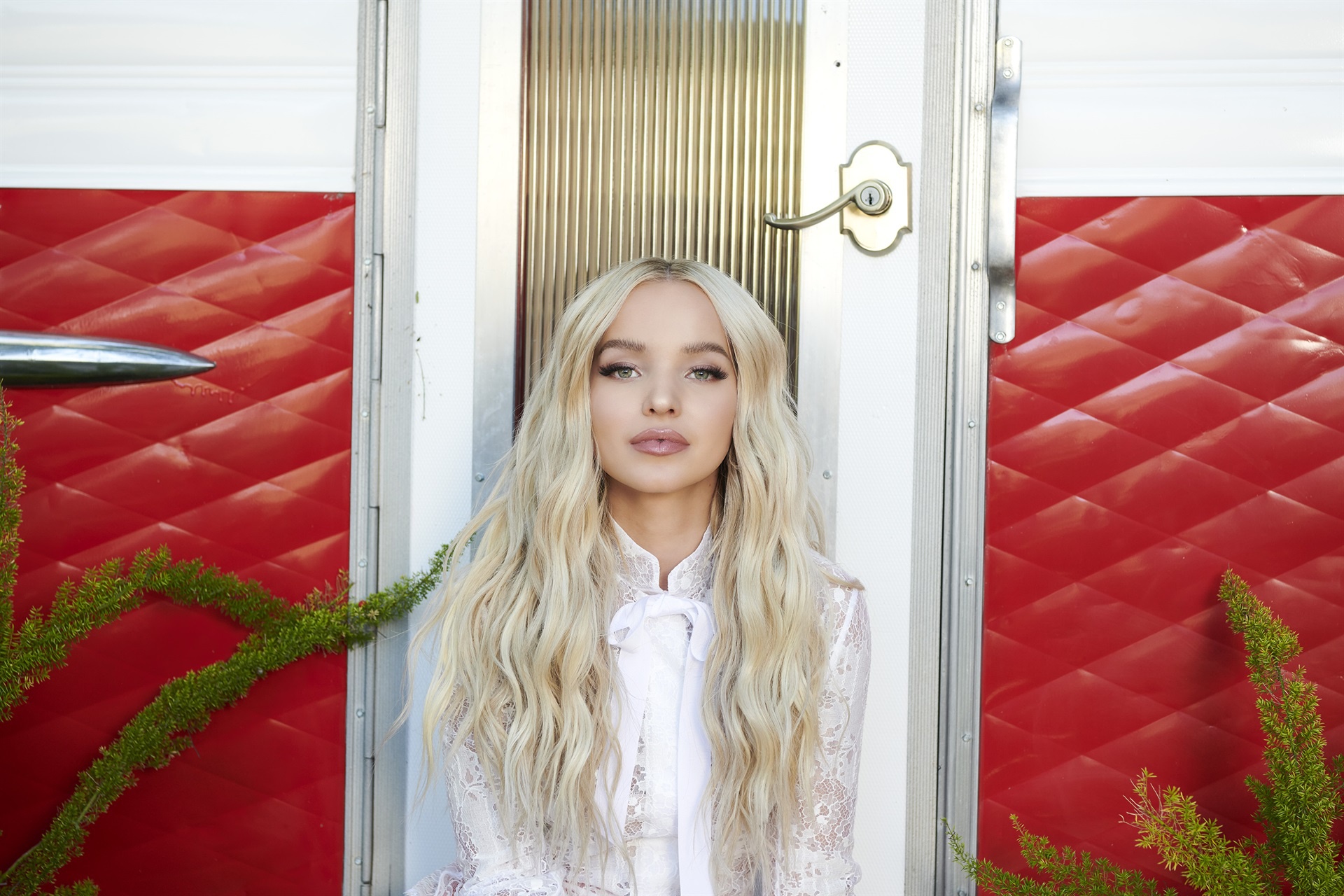 Download mobile wallpaper Singer, Blonde, American, Celebrity, Long Hair, Actress, Dove Cameron for free.