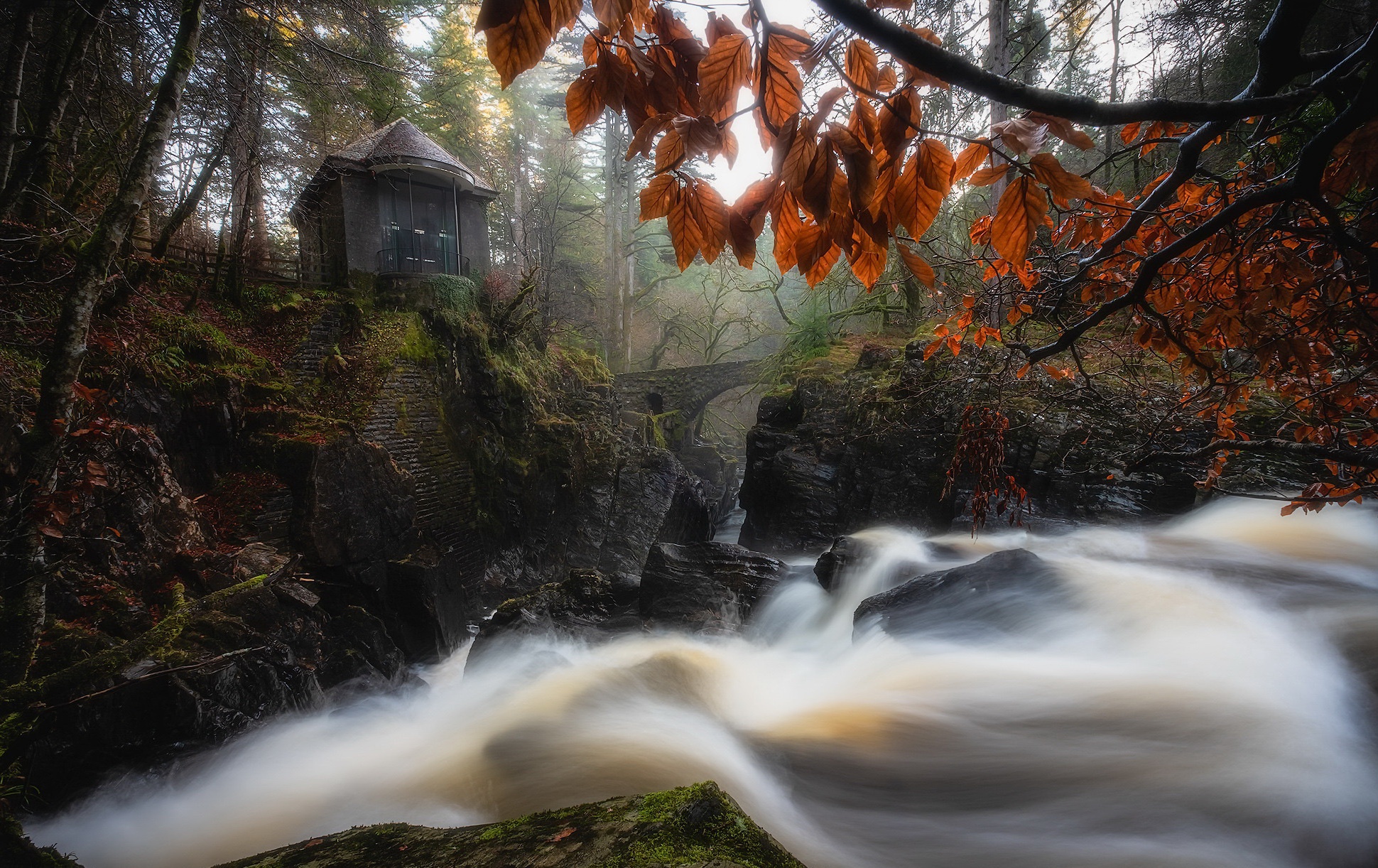 Handy-Wallpaper Landschaft, Herbst, Wasserfall, Brücke, Schottland, Strom, Fotografie kostenlos herunterladen.