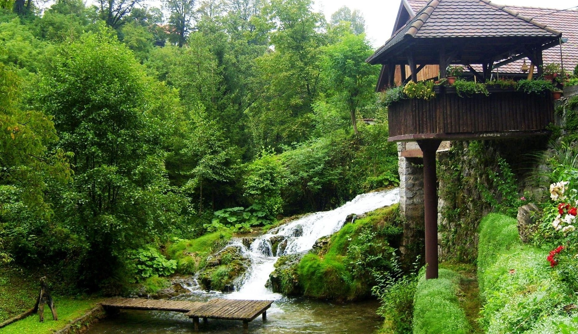 Laden Sie das Natur, Wasser, Blume, Wasserfall, Wald, Vegetation, Haus, Menschengemacht-Bild kostenlos auf Ihren PC-Desktop herunter