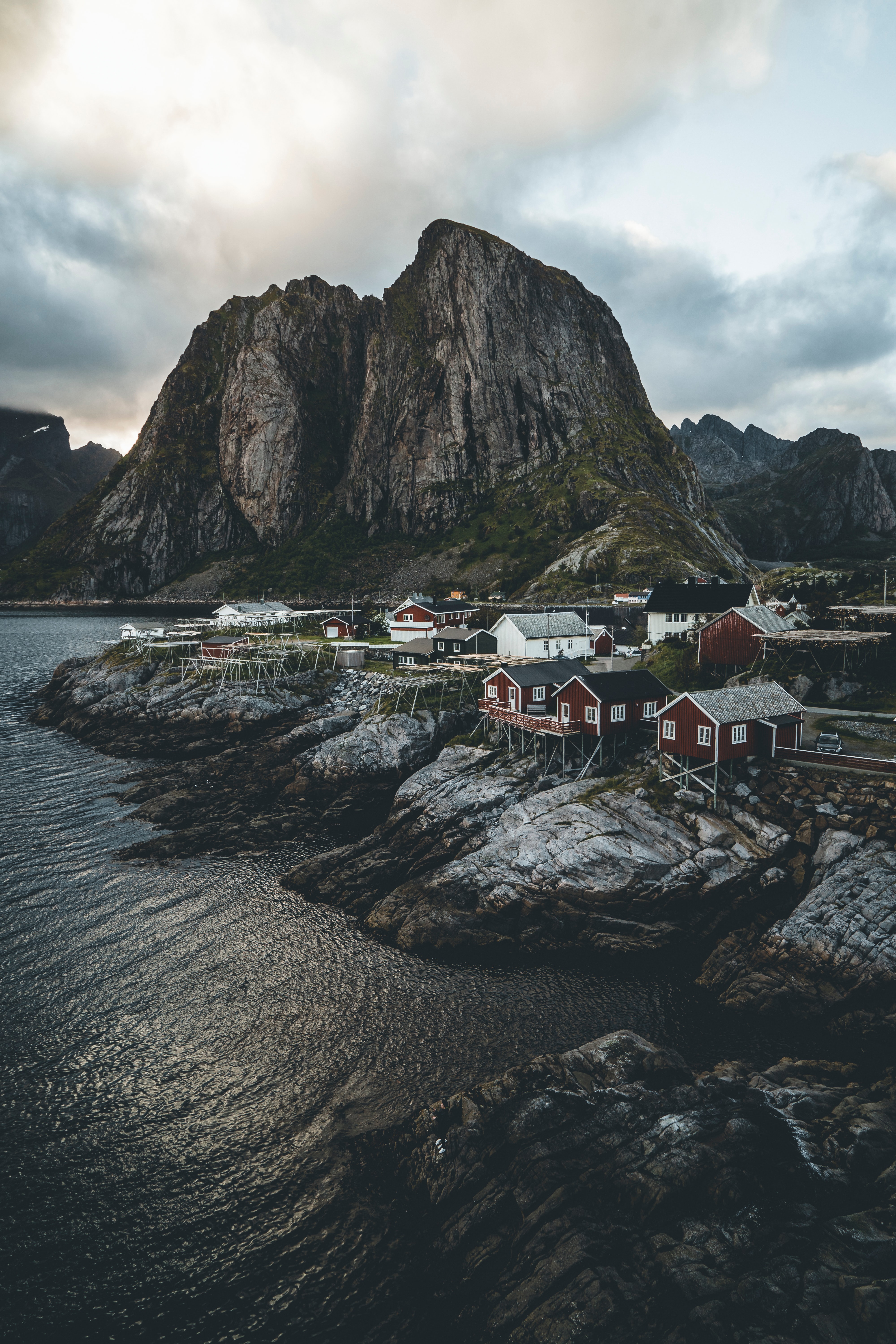 53129 скачать картинку норвегия, скалы, деревня, природа, дома, побережье, остров - обои и заставки бесплатно