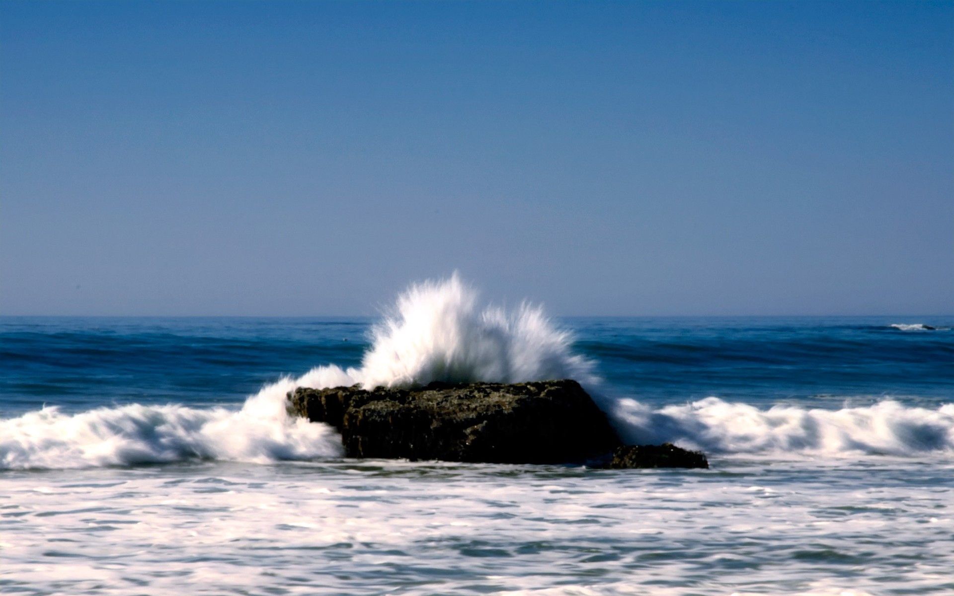 139125 descargar fondo de pantalla naturaleza, mar, rociar, piedra, una roca, onda, ola: protectores de pantalla e imágenes gratis