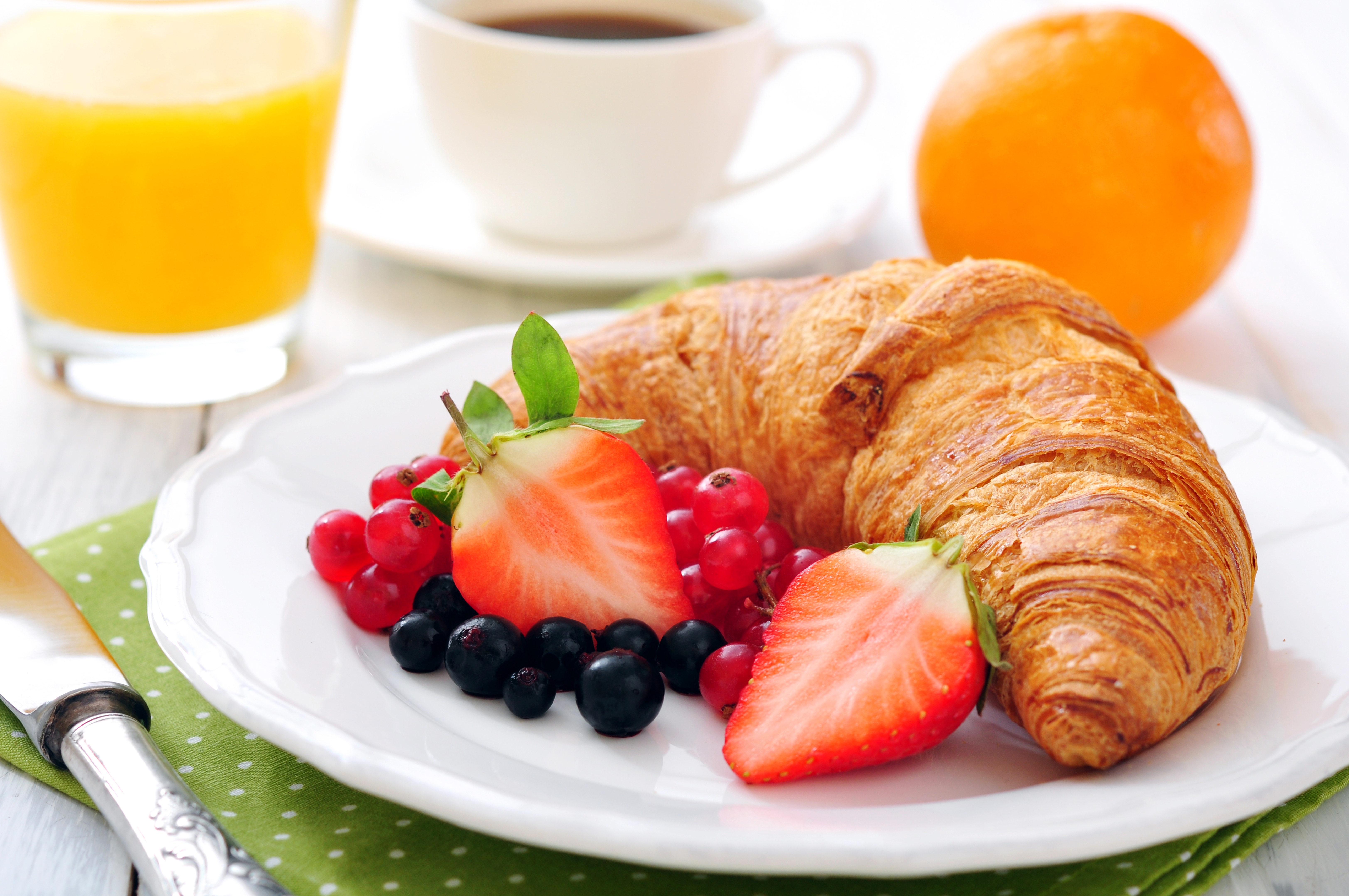 Download mobile wallpaper Food, Strawberry, Breakfast, Croissant, Juice, Orange (Fruit), Currants for free.