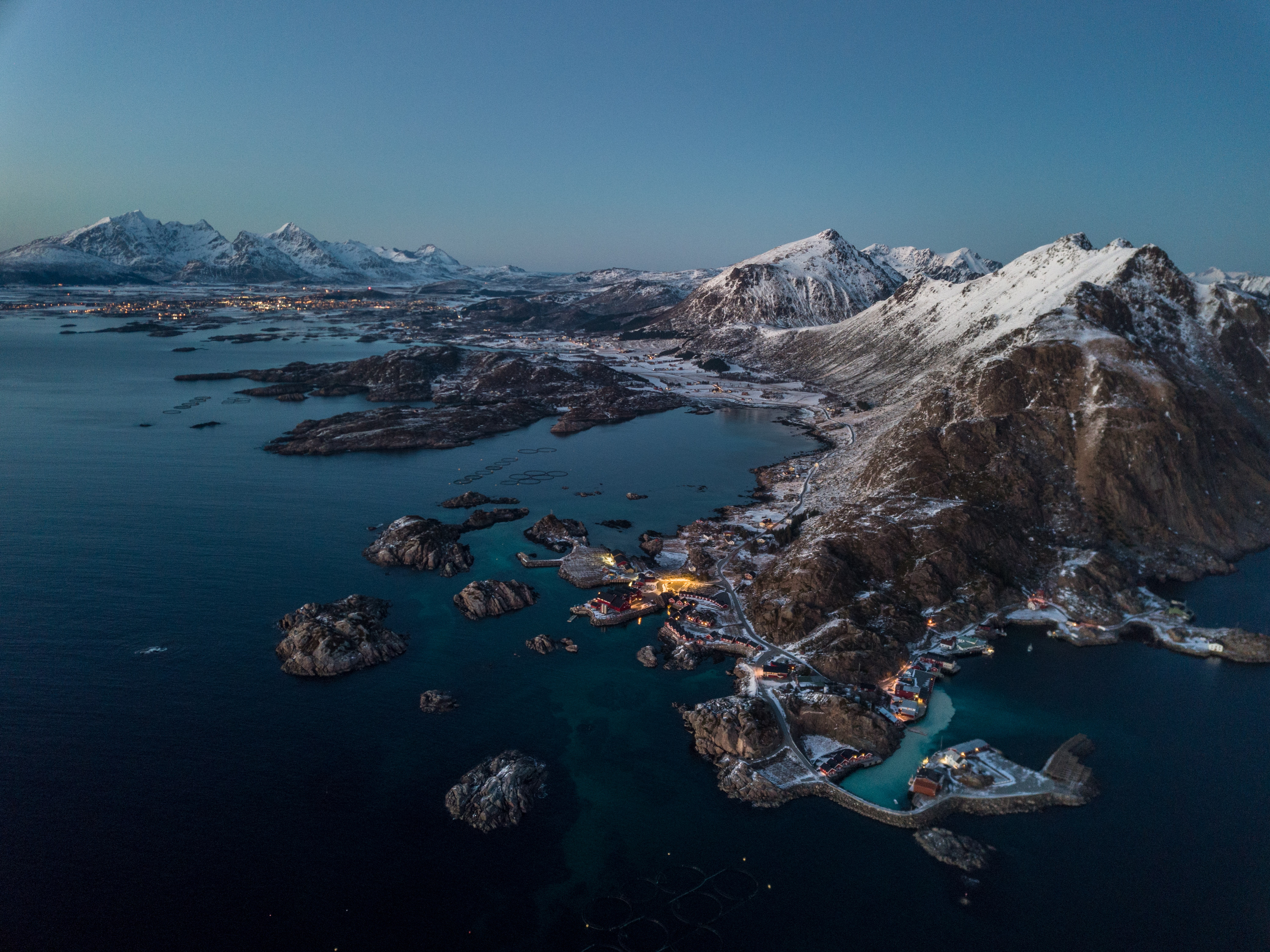 65410 скачать картинку норвегия, природа, снег, горы, озеро, деревня - обои и заставки бесплатно