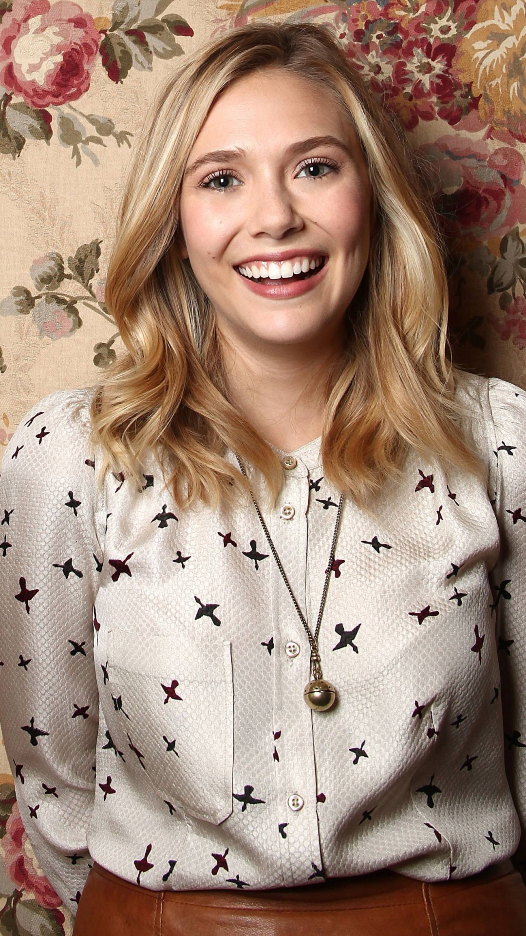 Download mobile wallpaper Smile, Blonde, Green Eyes, American, Celebrity, Actress, Elizabeth Olsen for free.
