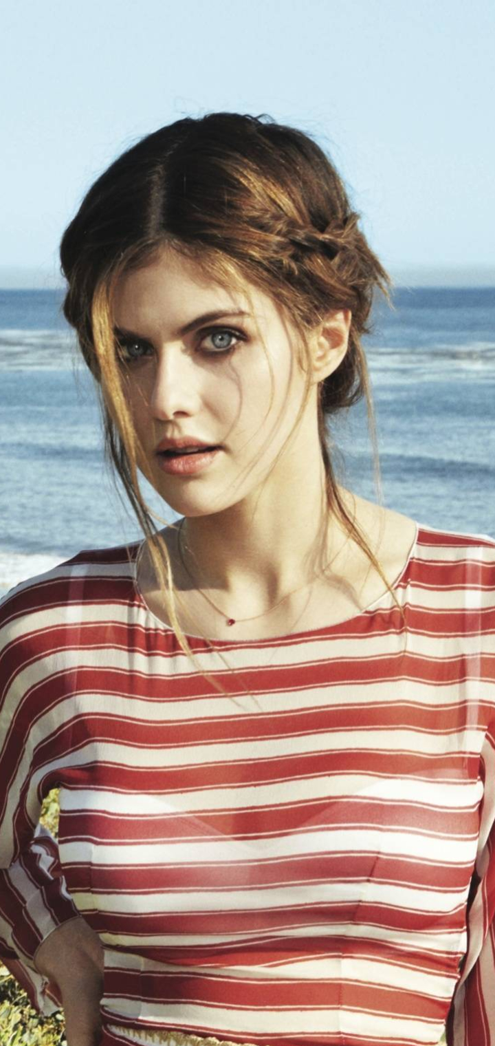 Baixar papel de parede para celular de Olhos Azuis, Morena, Americano, Celebridade, Cabelo Castanho, Atriz, Alexandra Daddario gratuito.