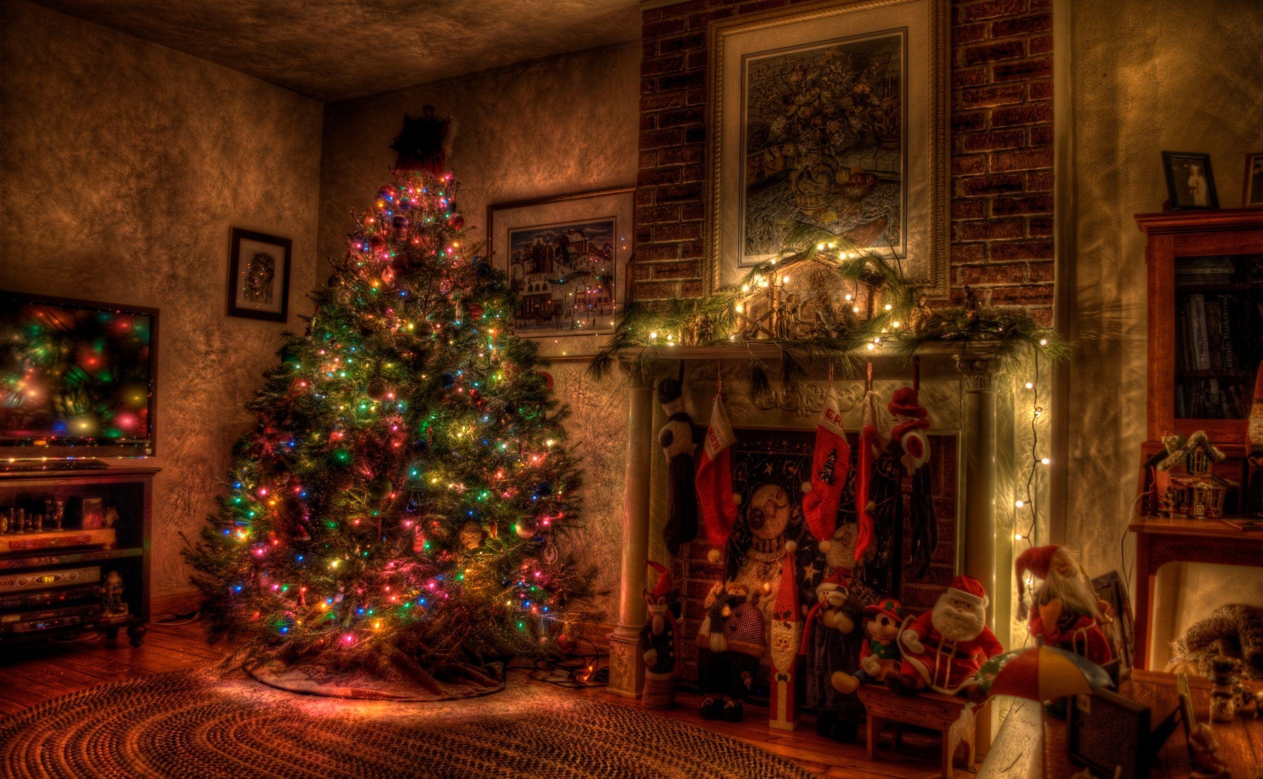 106335 скачать картинку праздники, елка, игрушки, камин, рождество, праздник, гирлянды, чулки - обои и заставки бесплатно