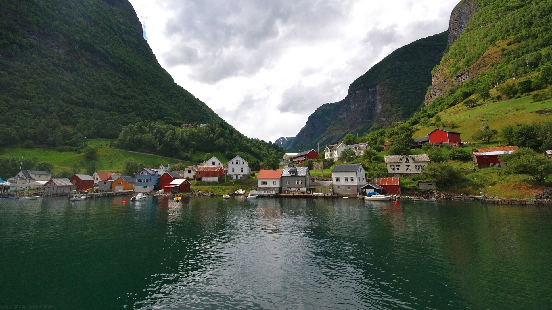 Скачать картинку Гора, Дом, Деревня, Норвегия, Сделано Человеком, Фьорд в телефон бесплатно.