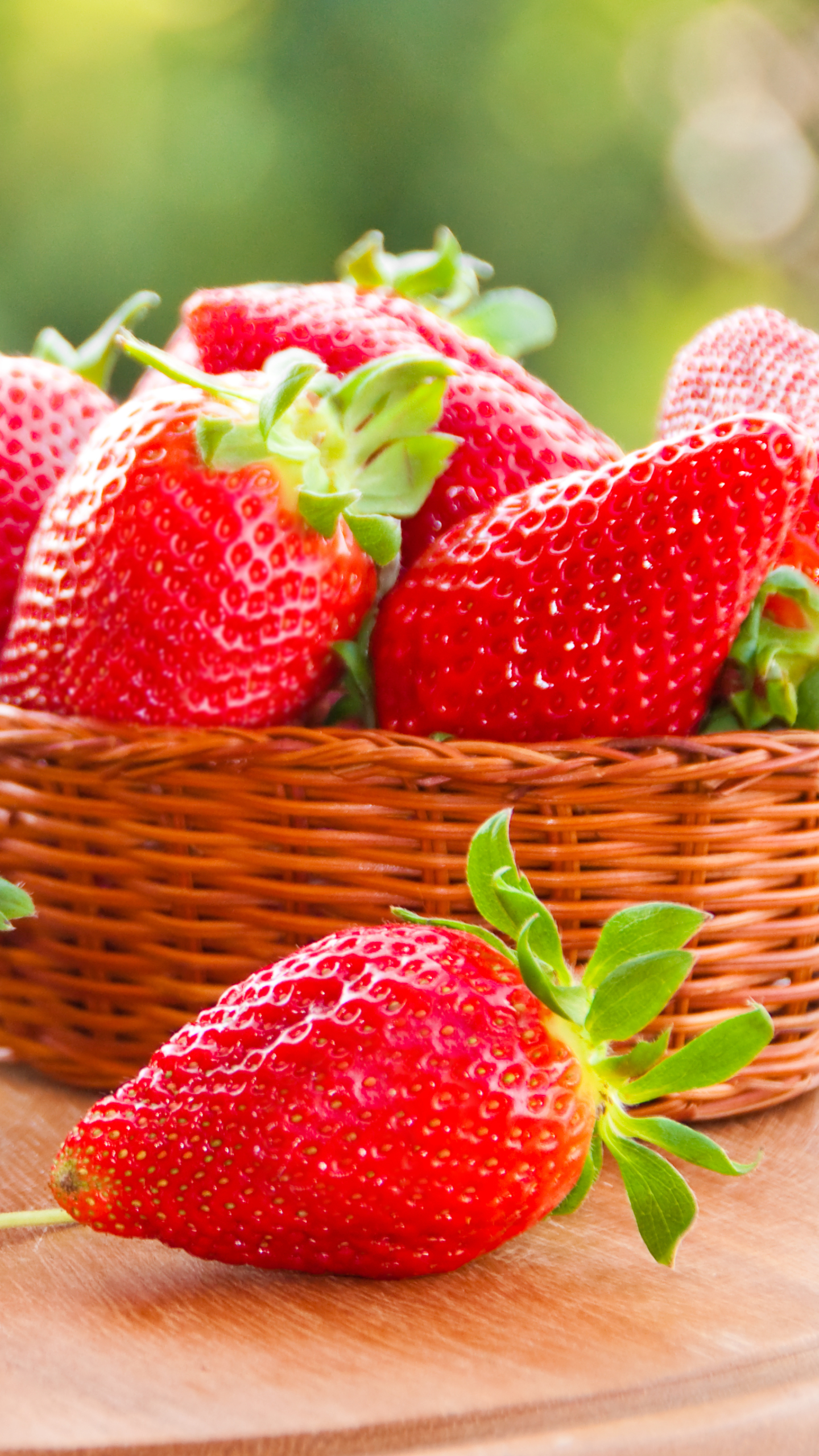 Handy-Wallpaper Erdbeere, Beere, Frucht, Korb, Nahrungsmittel, Früchte kostenlos herunterladen.