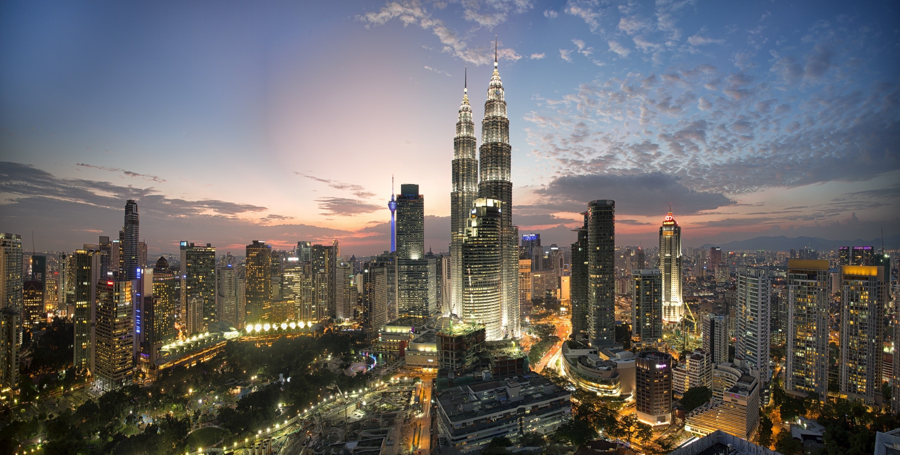 PCデスクトップに都市, 街, 超高層ビル, 建物, クアラルンプール, マレーシア, 夜, マンメイド, 街並み画像を無料でダウンロード