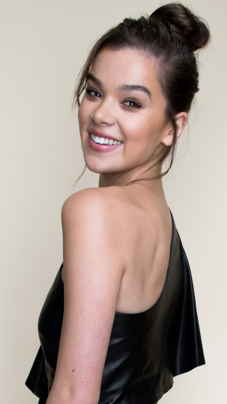 Download mobile wallpaper Smile, Singer, American, Celebrity, Actress, Hailee Steinfeld for free.